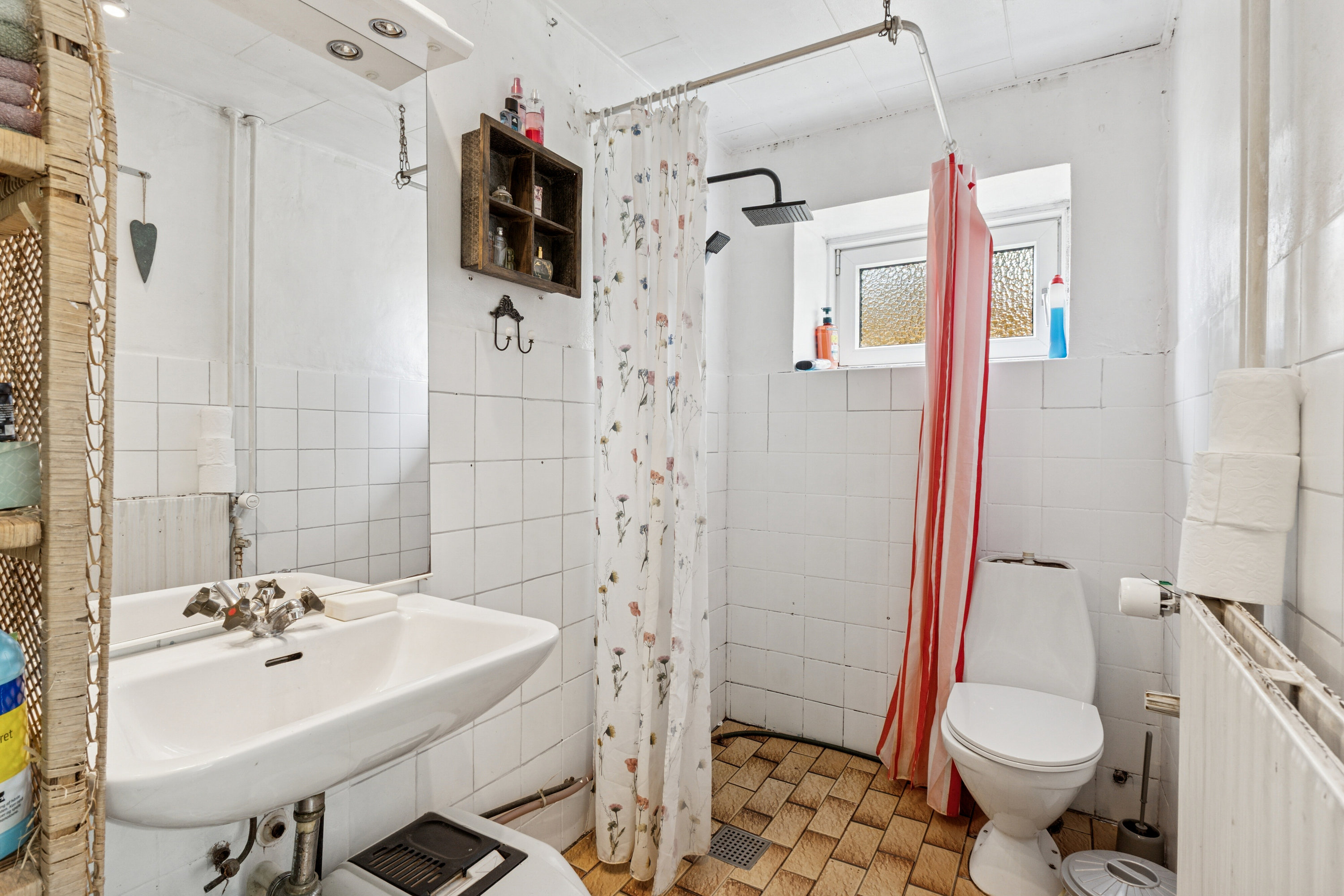 Fremhævet badeværelse billede i fuldskærmstilstand. Billede af Nørremark 1, Sdr Hygum, 6630 Rødding