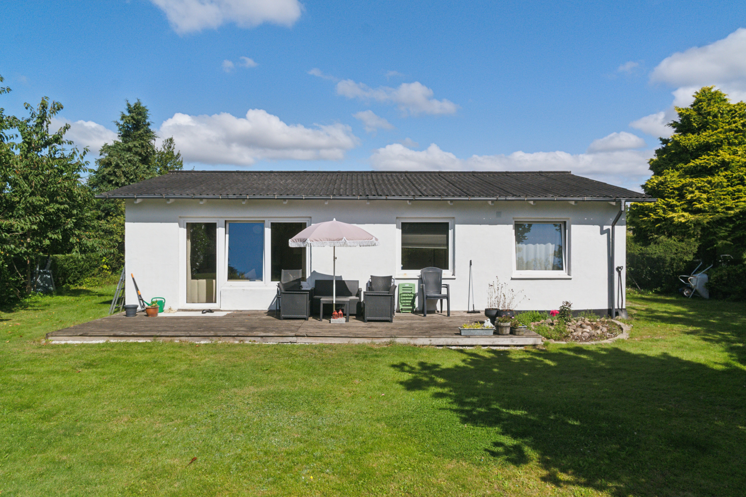 Fremhævet set fra haven billede i fuldskærmstilstand. Billede af Solvænget 1, 8723 Løsning