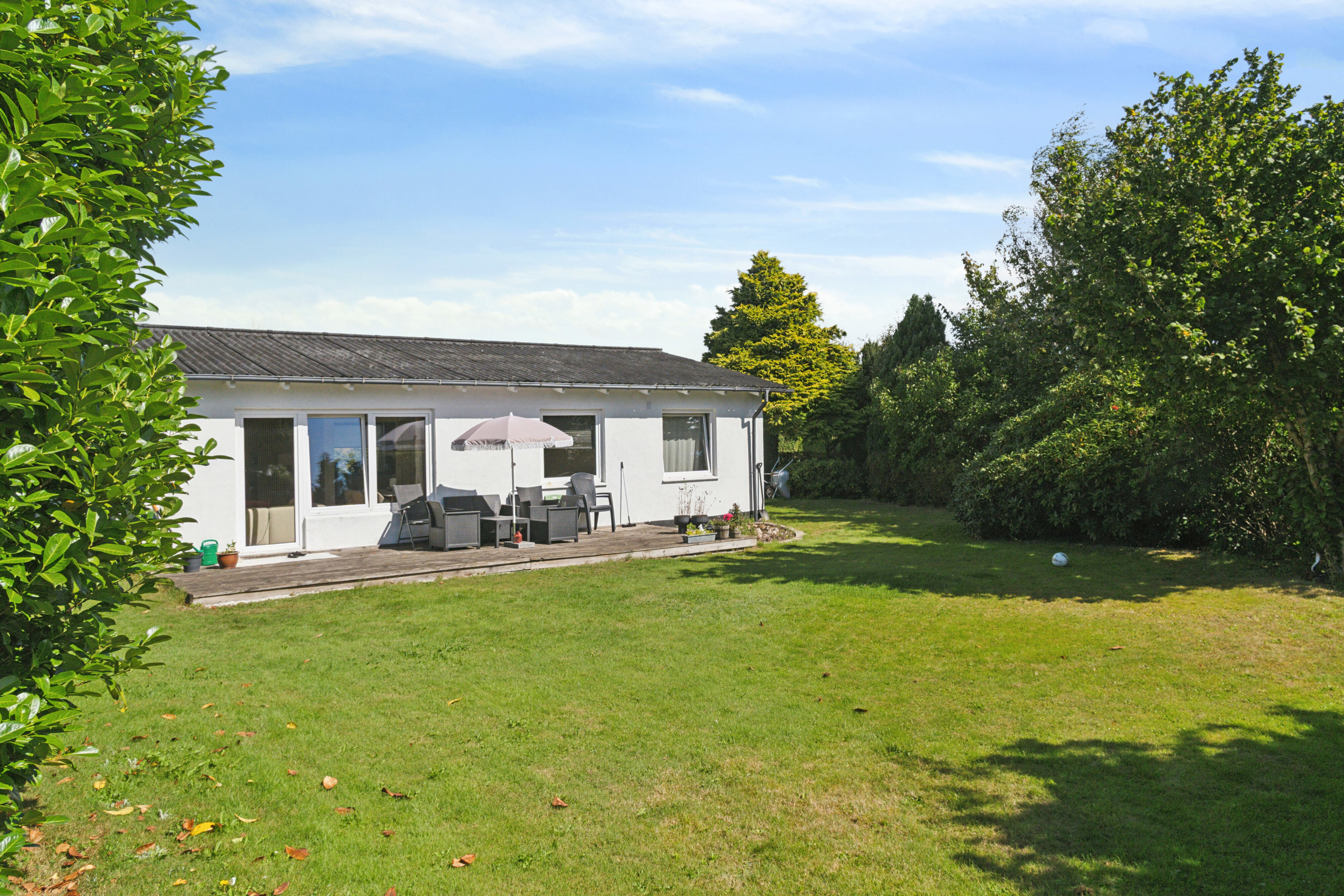 Miniaturebillede 2: set fra haven. Billede af Solvænget 1, 8723 Løsning