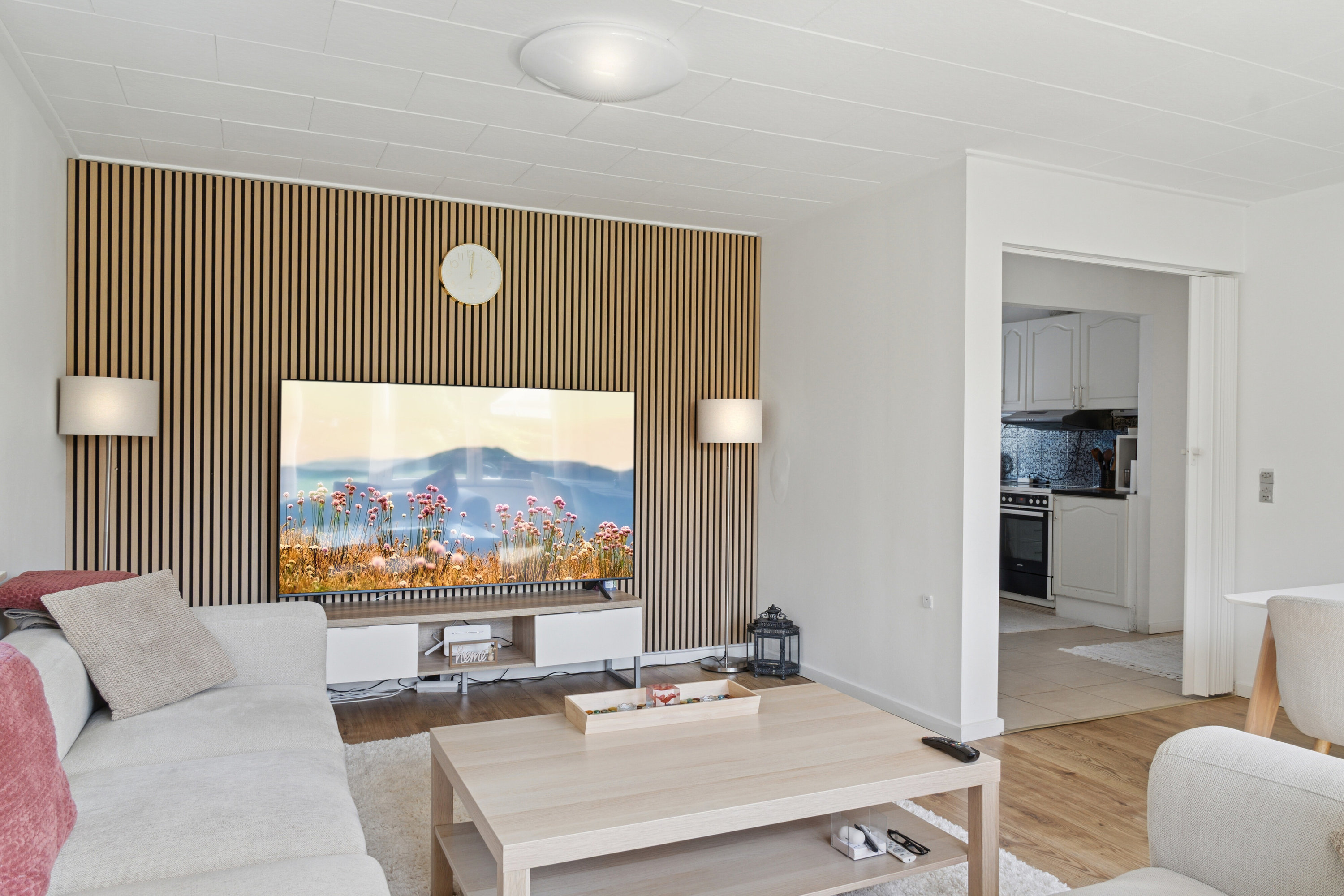 Fremhævet stue billede i fuldskærmstilstand. Billede af Solvænget 1, 8723 Løsning