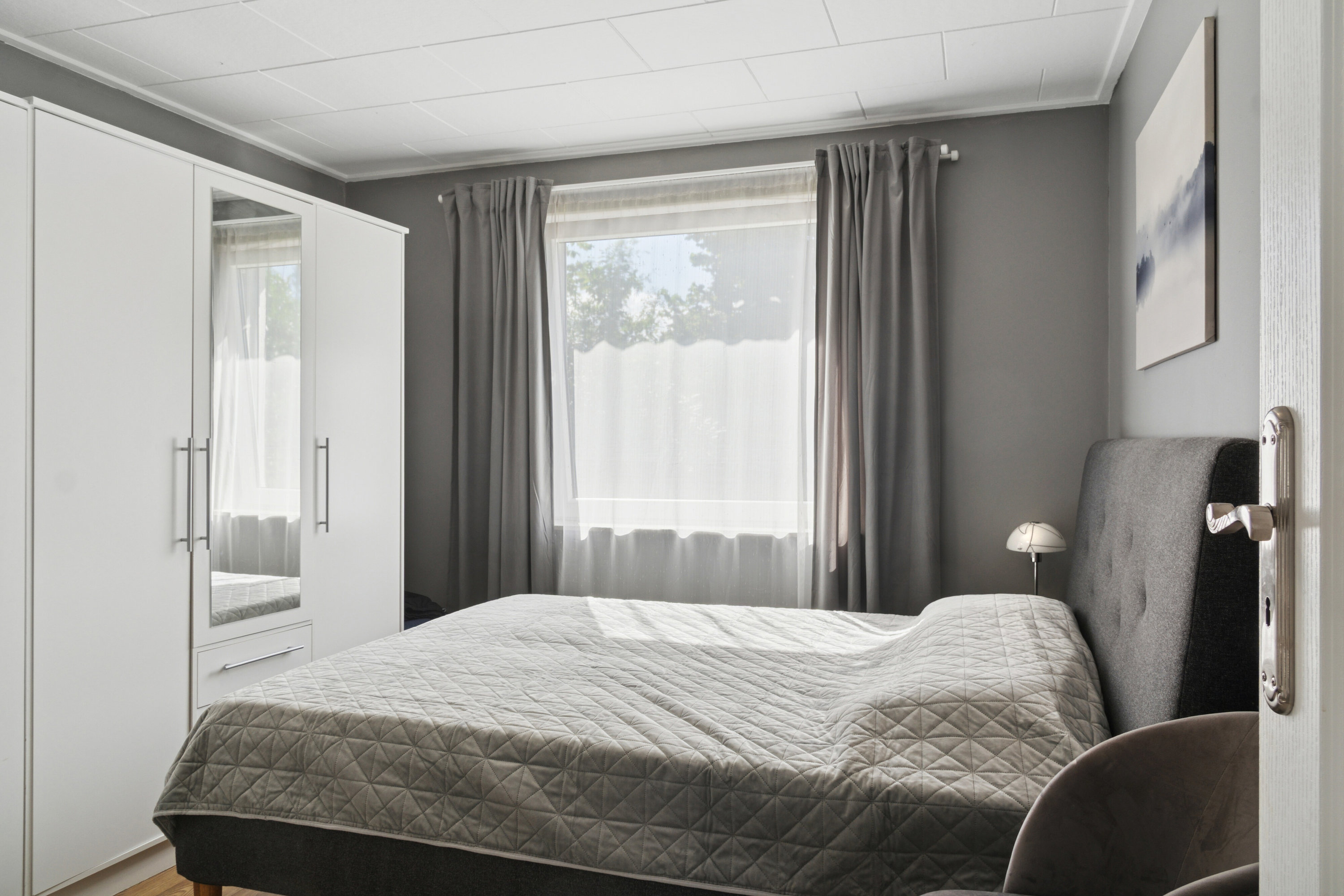 Fremhævet soveværelse billede i fuldskærmstilstand. Billede af Solvænget 1, 8723 Løsning