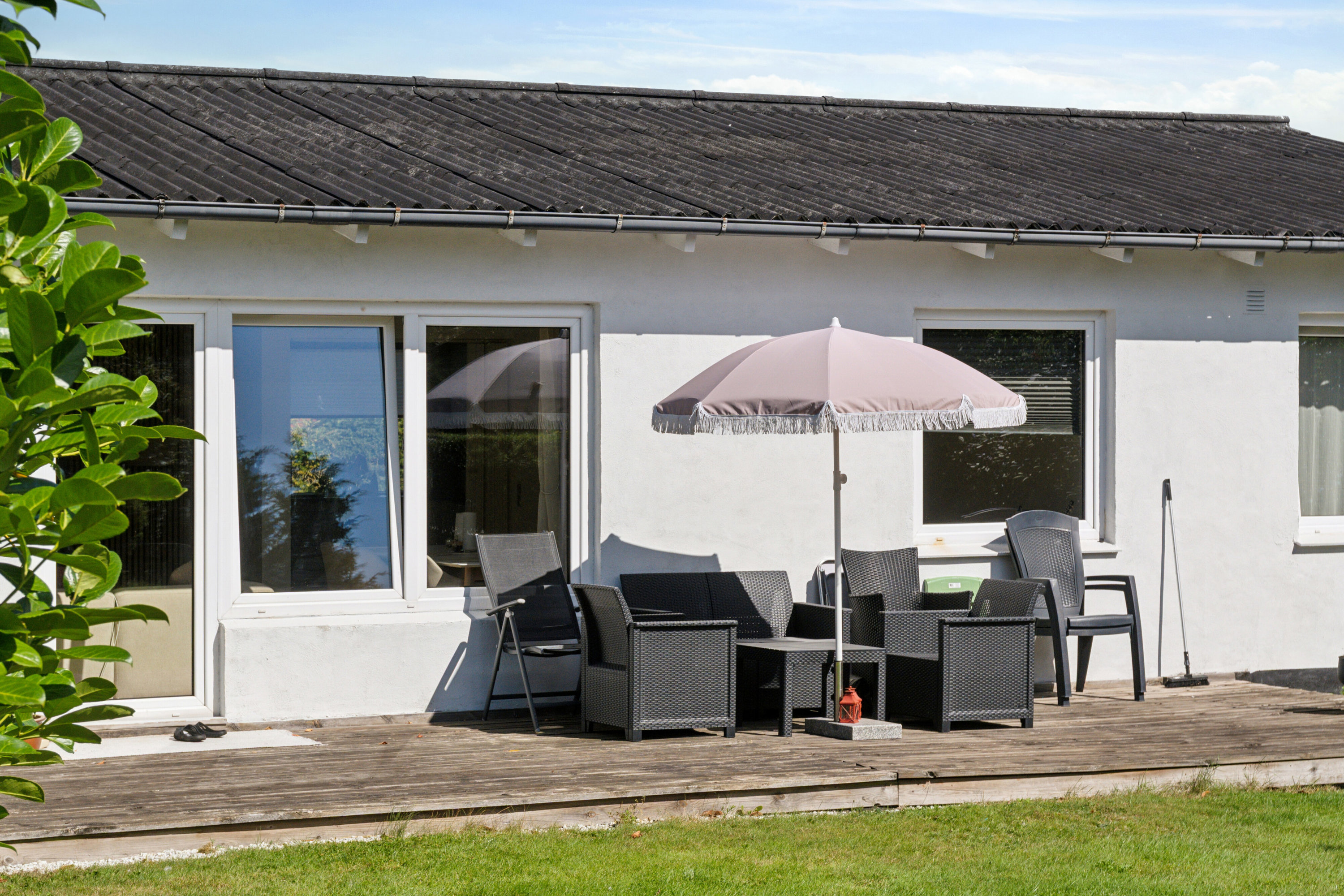 Fremhævet set fra haven billede i fuldskærmstilstand. Billede af Solvænget 1, 8723 Løsning