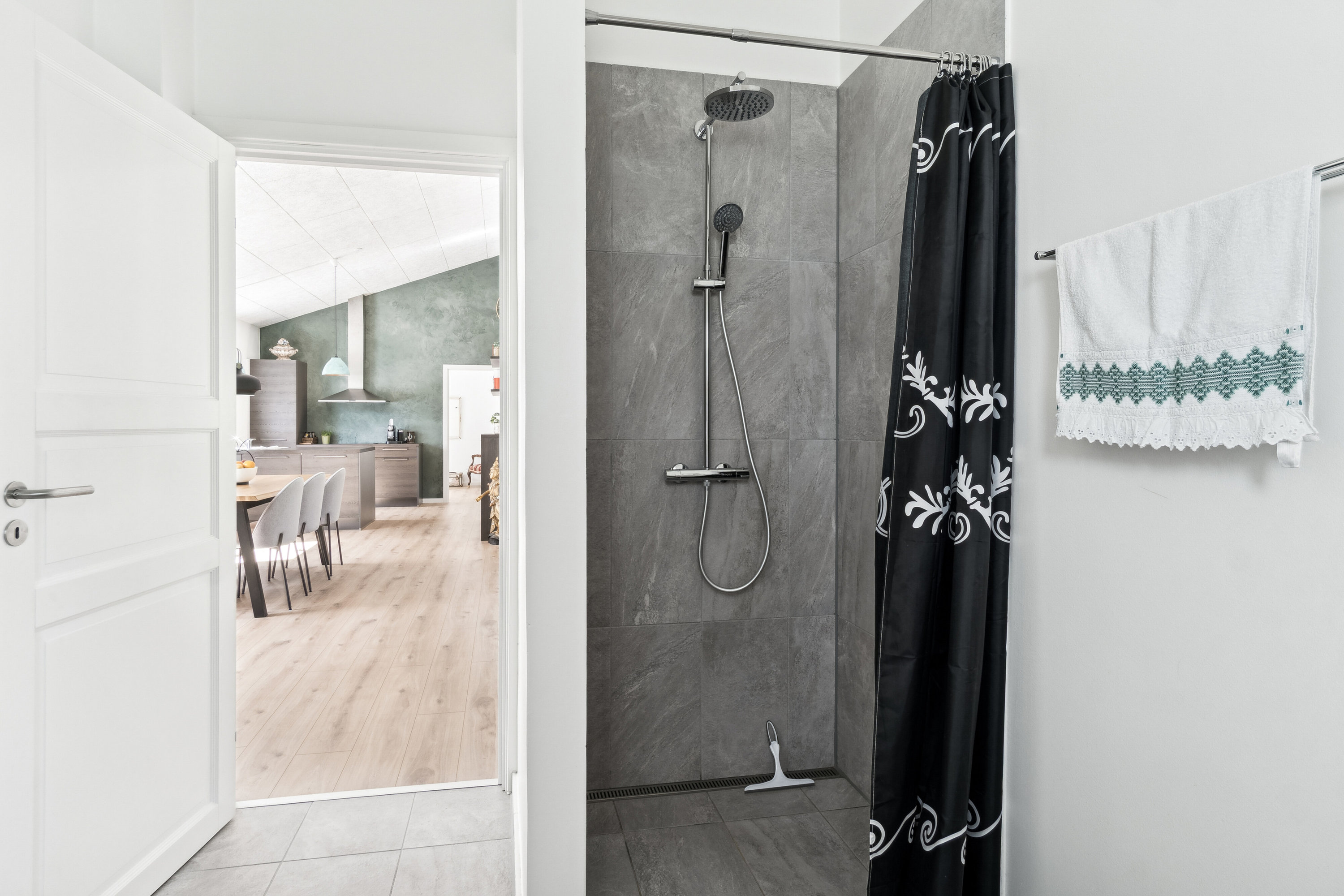 Fremhævet badeværelse billede i fuldskærmstilstand. Billede af Næsdal 14, Lammefjorden, 4550 Asnæs