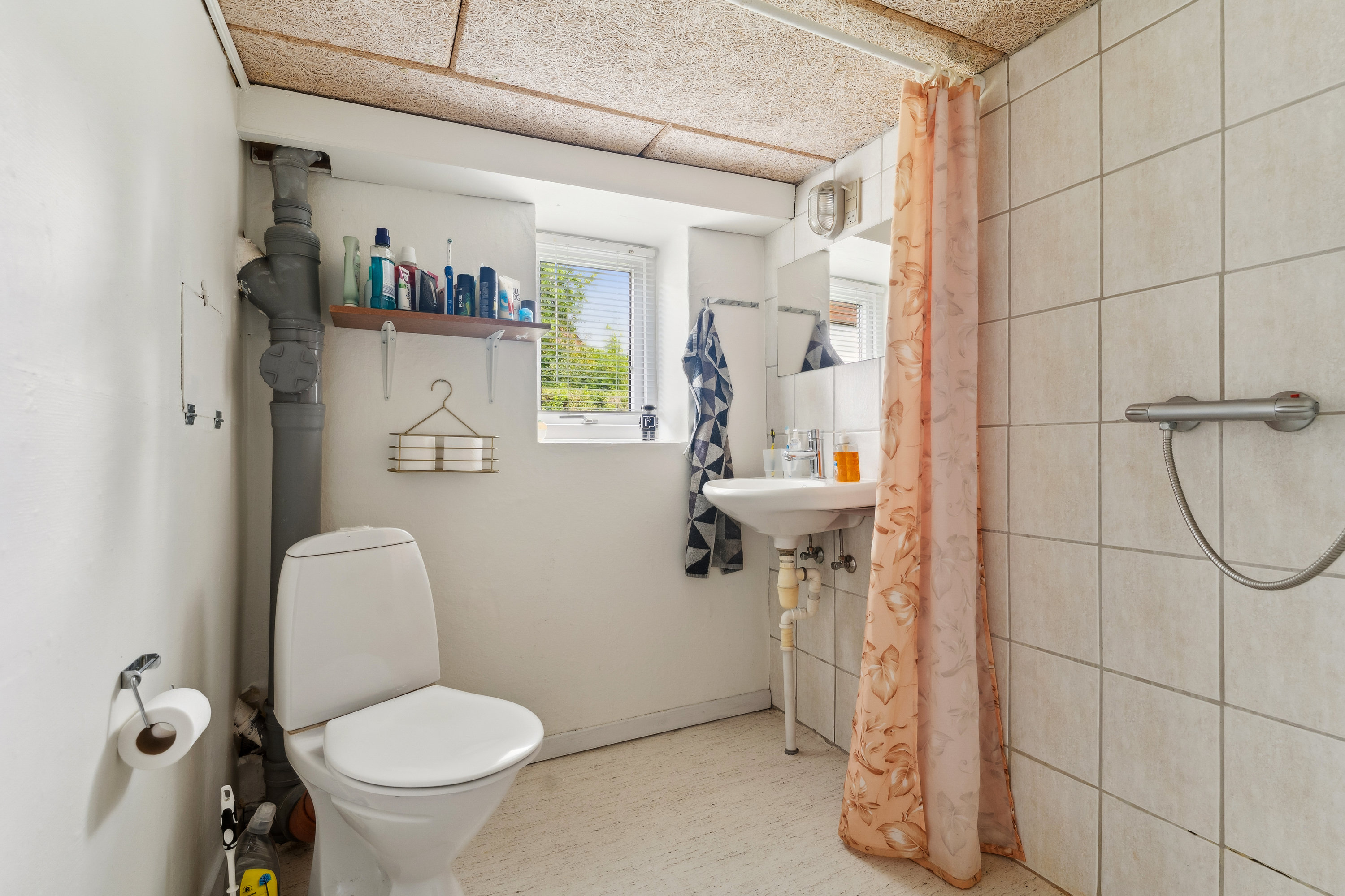 Fremhævet badeværelse billede i fuldskærmstilstand. Billede af Mølleengen 8, 8850 Bjerringbro