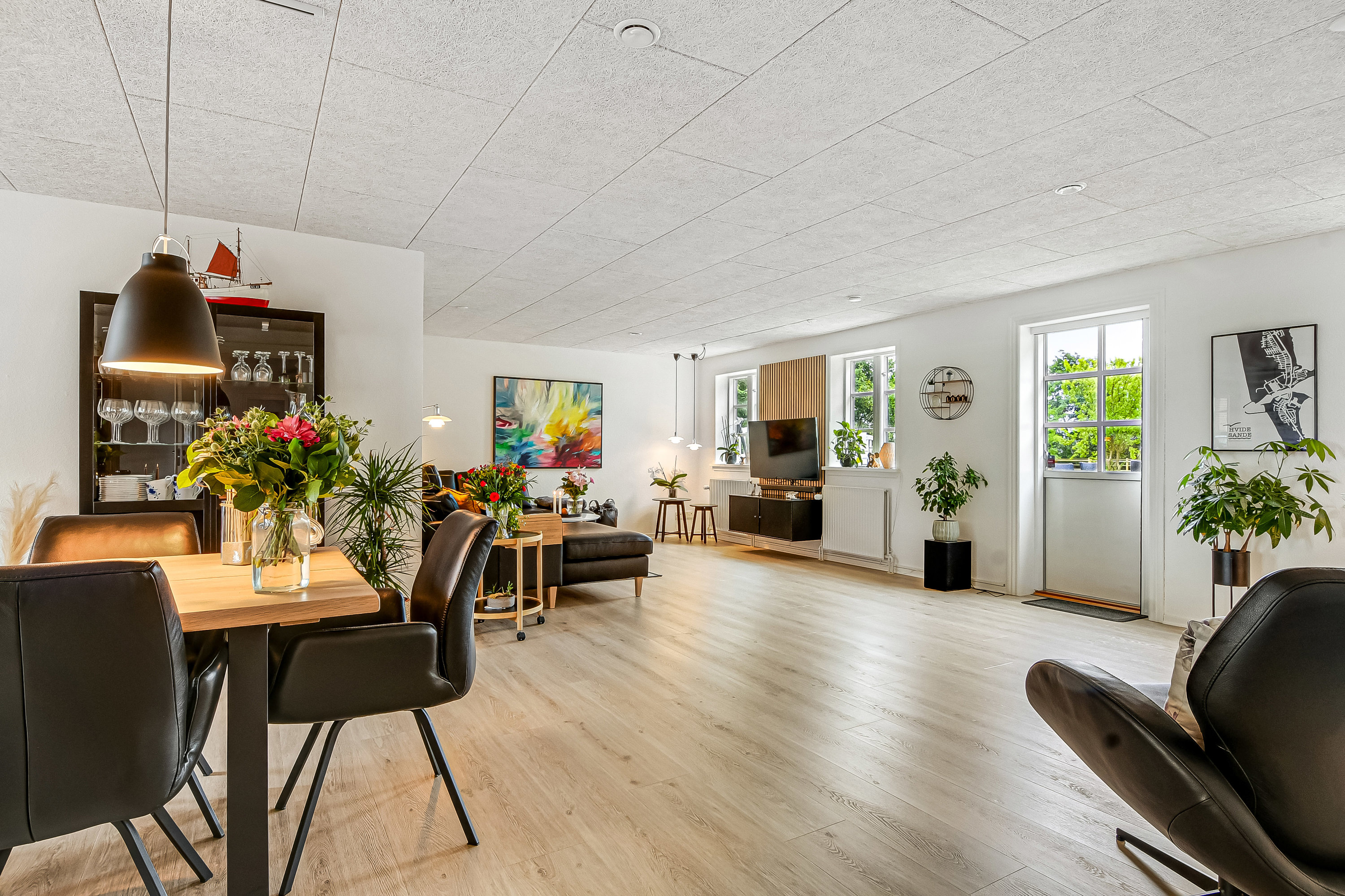 Fremhævet stue billede i fuldskærmstilstand. Billede af Holmvej 1, 6990 Ulfborg