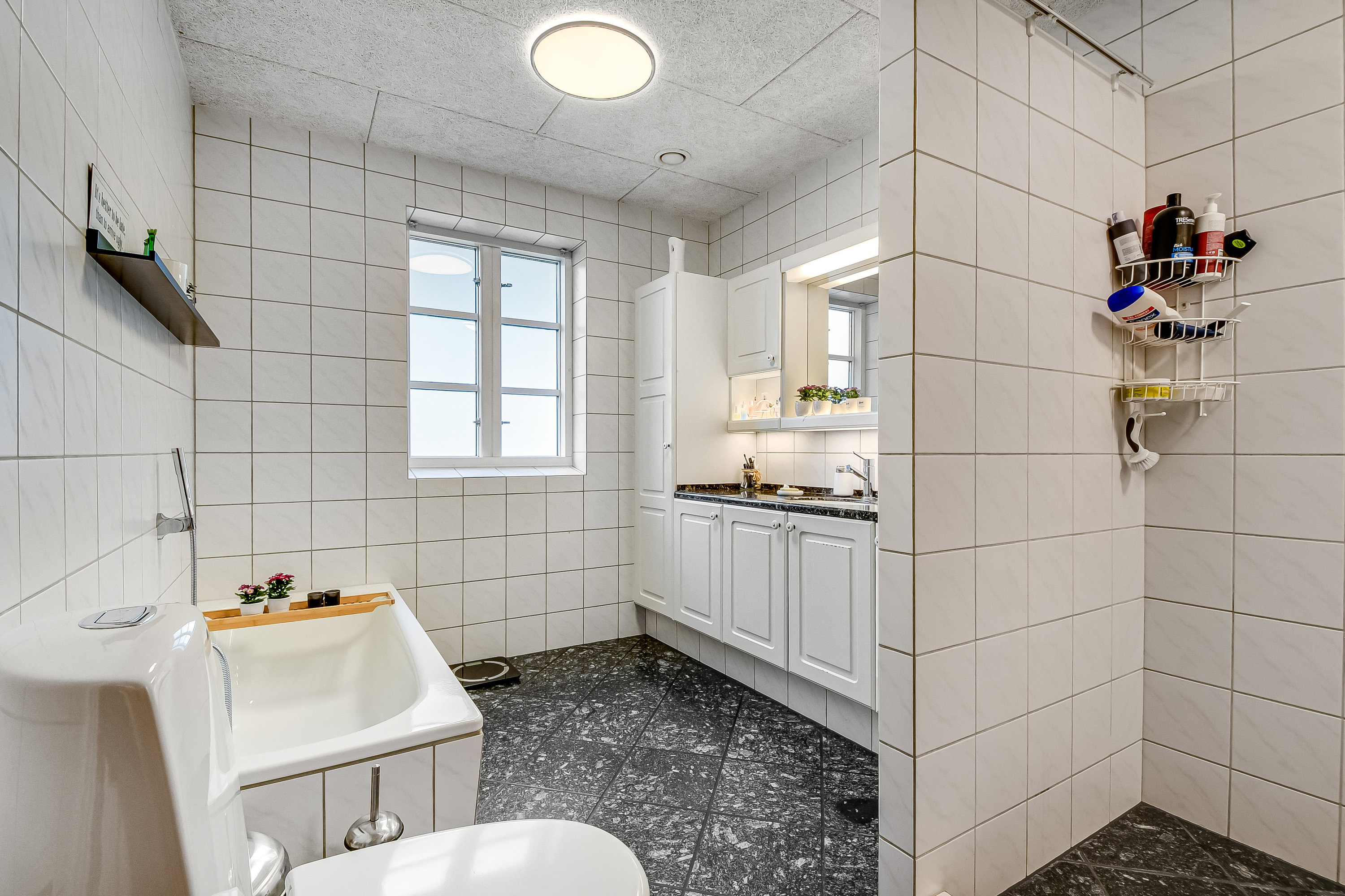 Fremhævet badeværelse billede i fuldskærmstilstand. Billede af Holmvej 1, 6990 Ulfborg