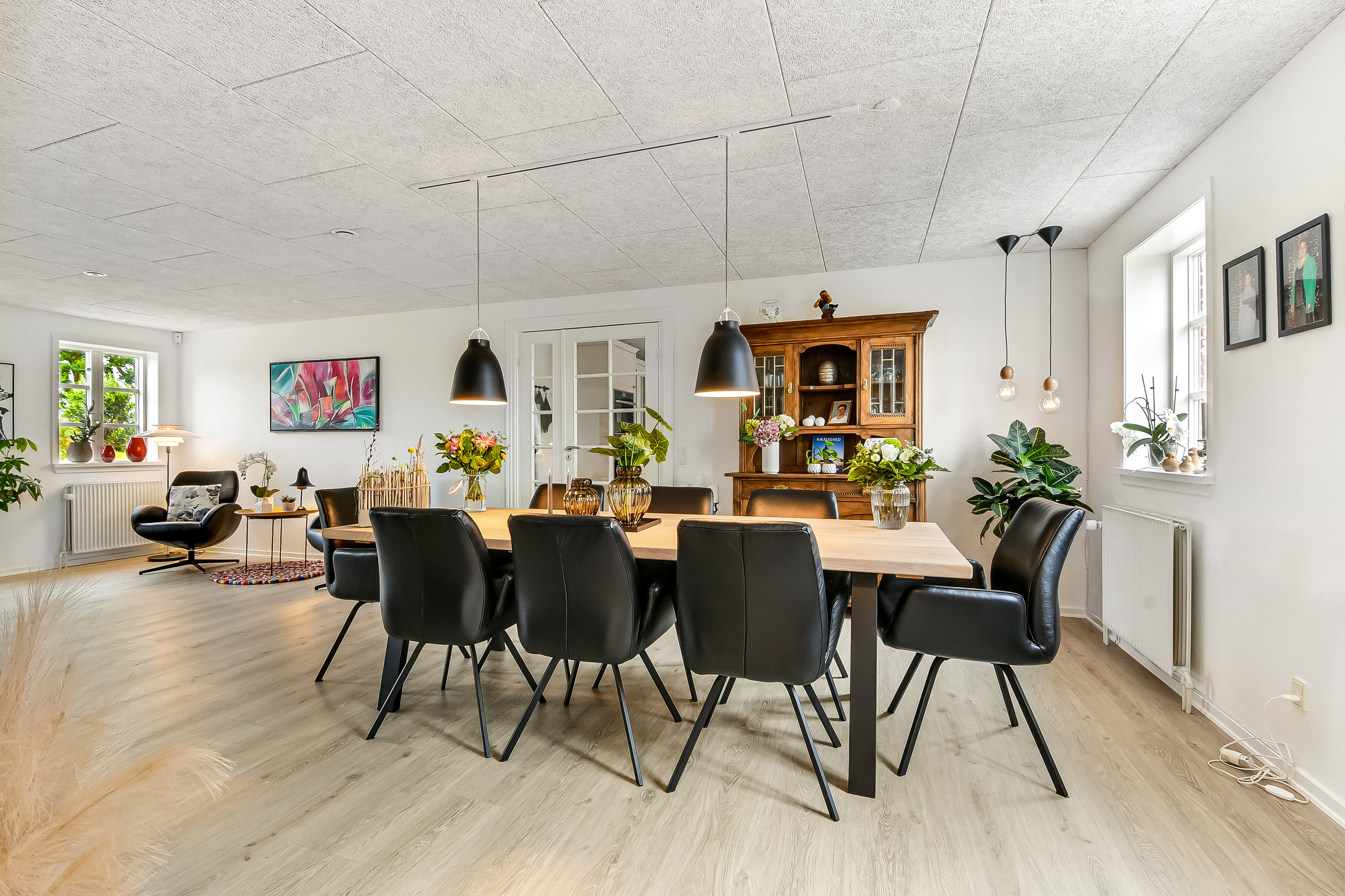 Fremhævet stue billede i fuldskærmstilstand. Billede af Holmvej 1, 6990 Ulfborg