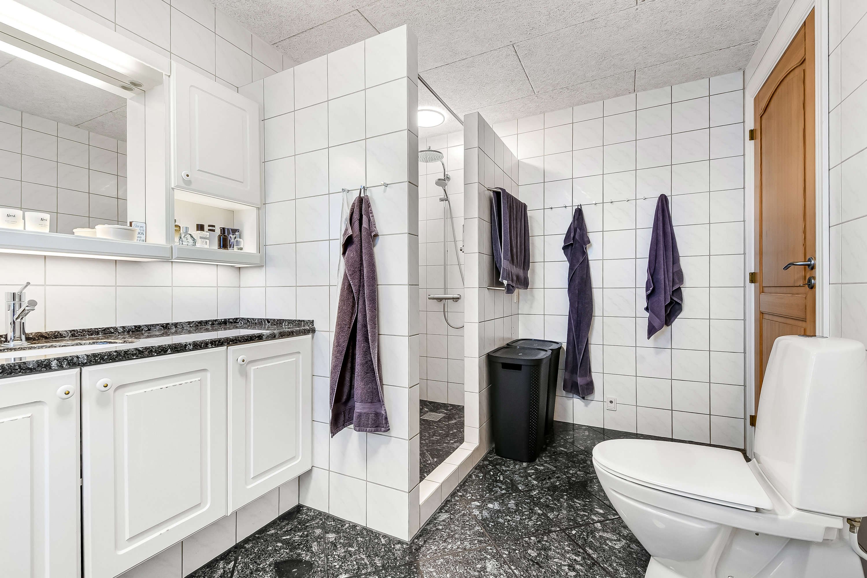 Fremhævet badeværelse billede i fuldskærmstilstand. Billede af Holmvej 1, 6990 Ulfborg