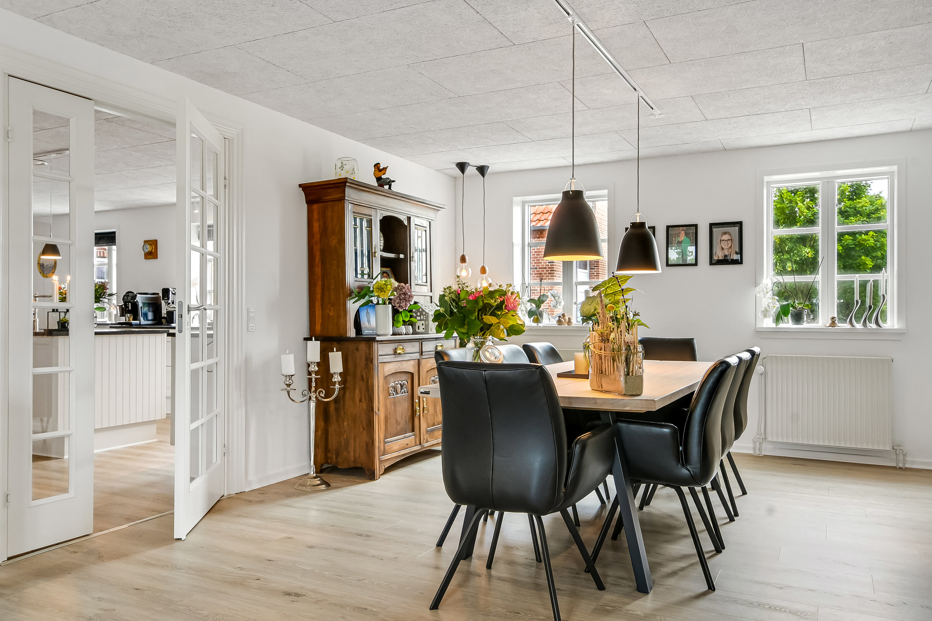 Fremhævet stue billede i fuldskærmstilstand. Billede af Holmvej 1, 6990 Ulfborg