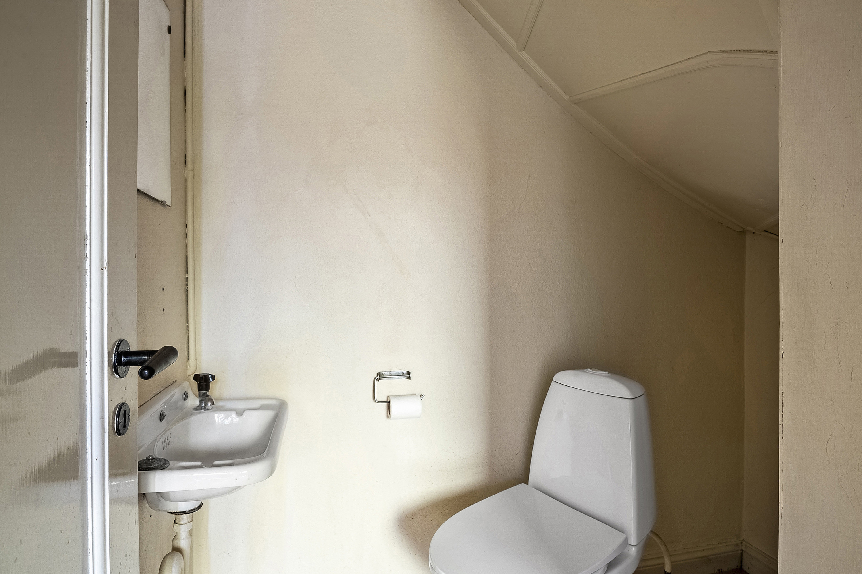 Fremhævet toilet billede i fuldskærmstilstand. Billede af Nørregade 26, 8300 Odder