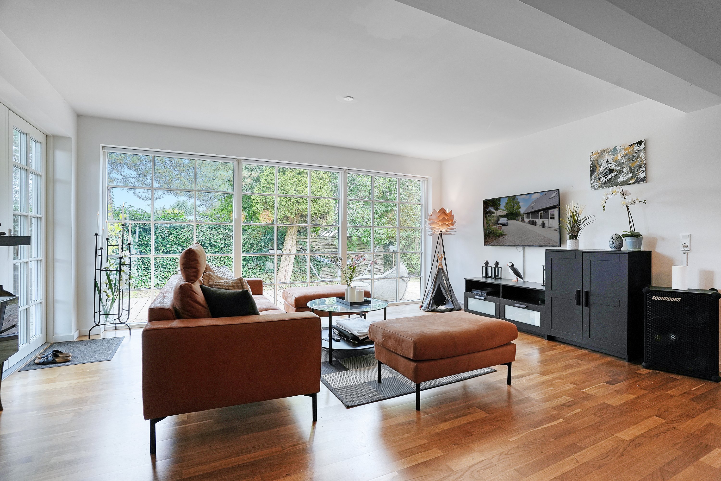 Fremhævet stue billede i fuldskærmstilstand. Billede af Svalegangen 3, 2680 Solrød Strand