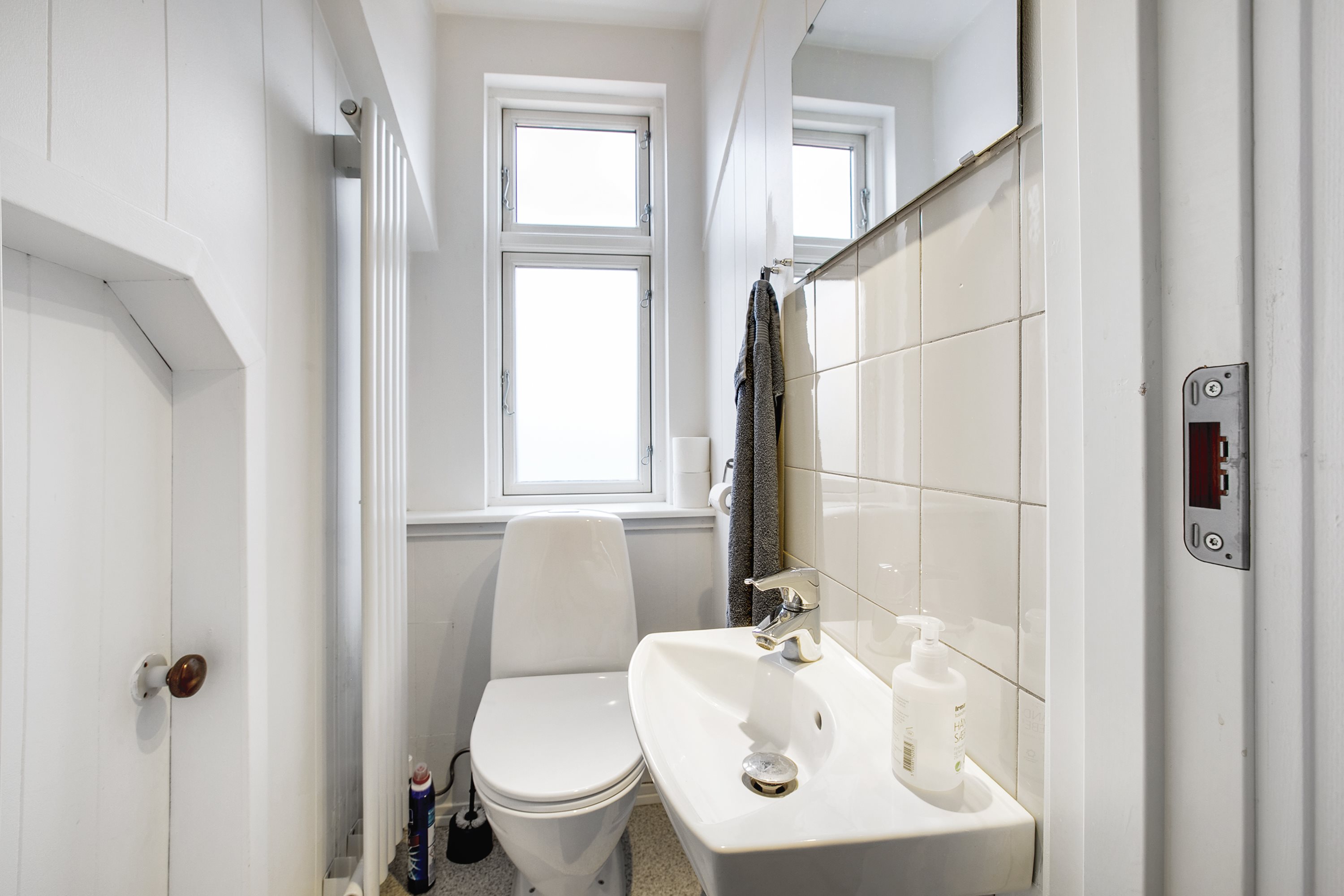 Fremhævet toilet billede i fuldskærmstilstand. Billede af Søgade 49, 8500 Grenaa