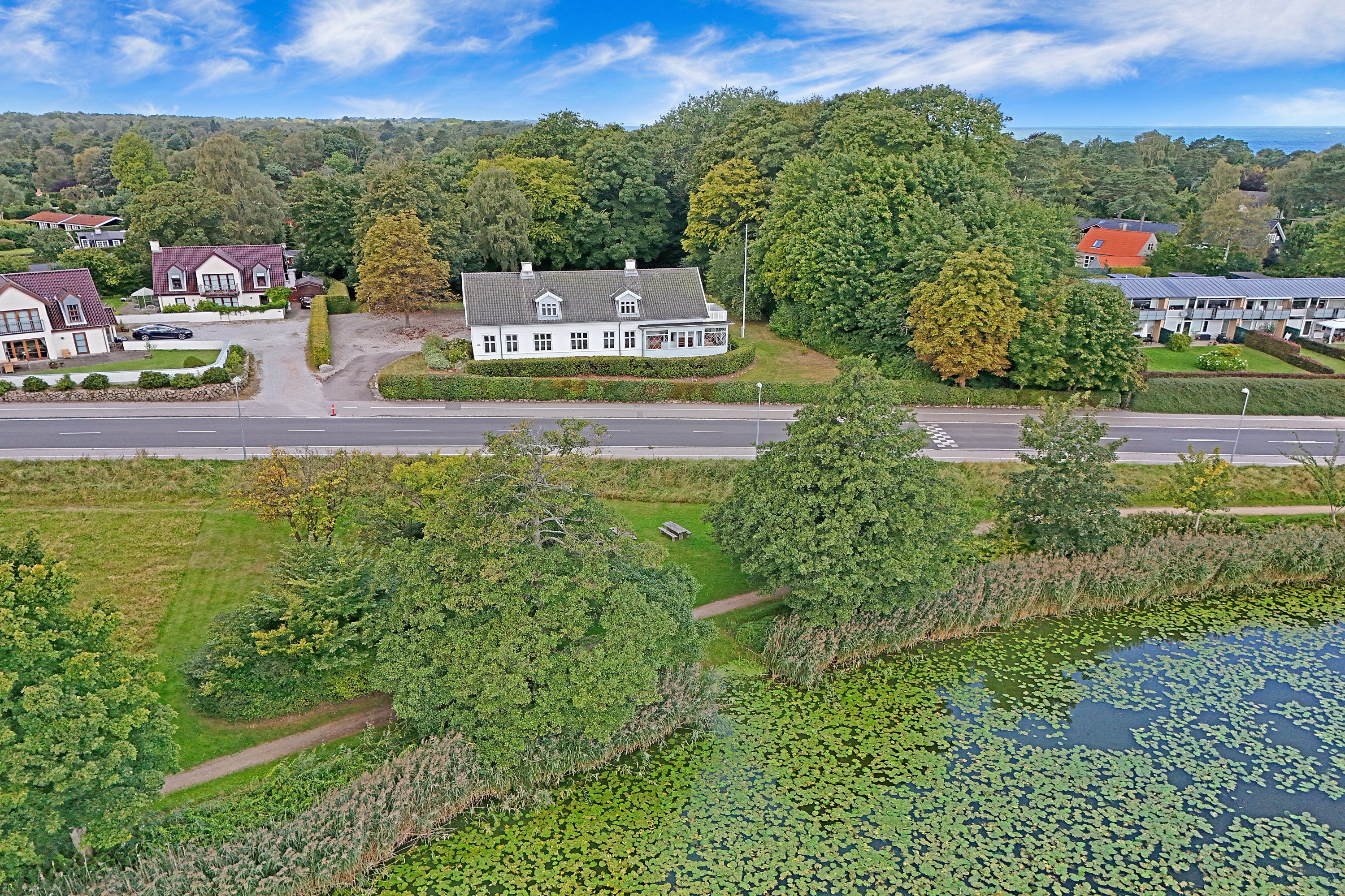 Fremhævet luftfoto billede i fuldskærmstilstand. Billede af Hornebyvej 10A, 3100 Hornbæk