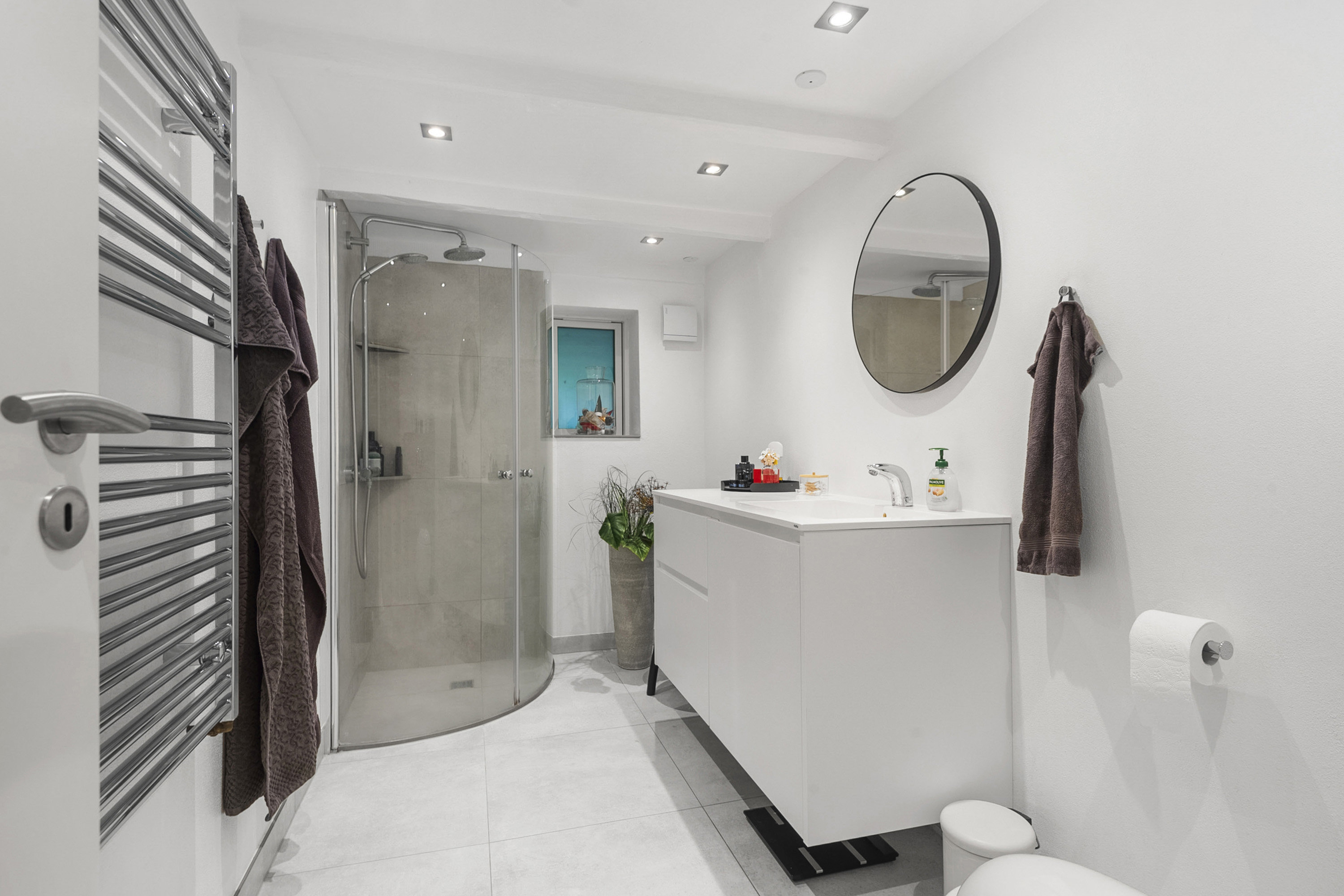 Fremhævet badeværelse billede i fuldskærmstilstand. Billede af Bryndumvej 5, Tarp, 6715 Esbjerg N