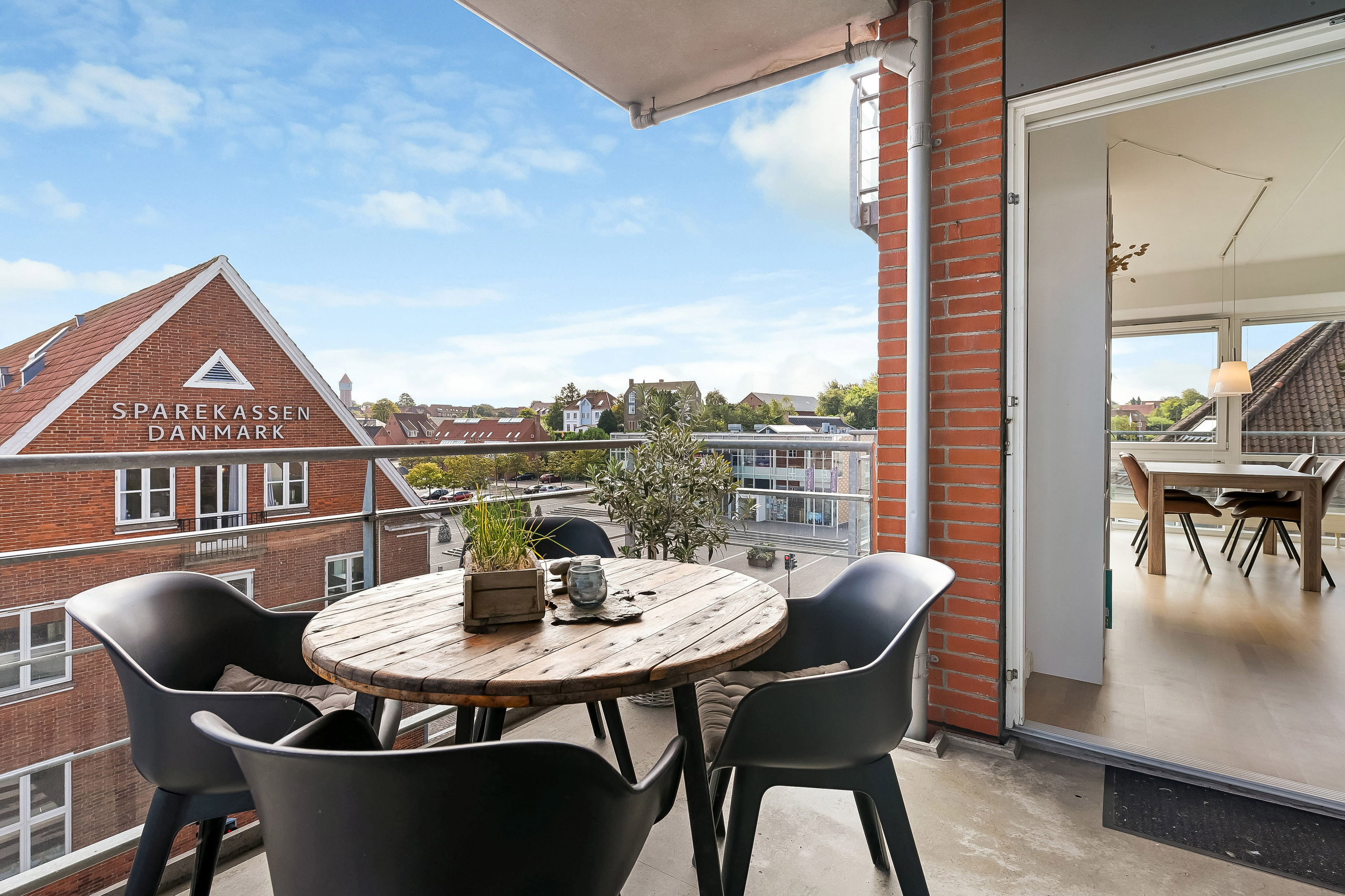 Fremhævet terrasse billede i fuldskærmstilstand. Billede af Smedegade 2, 3. th., 7600 Struer