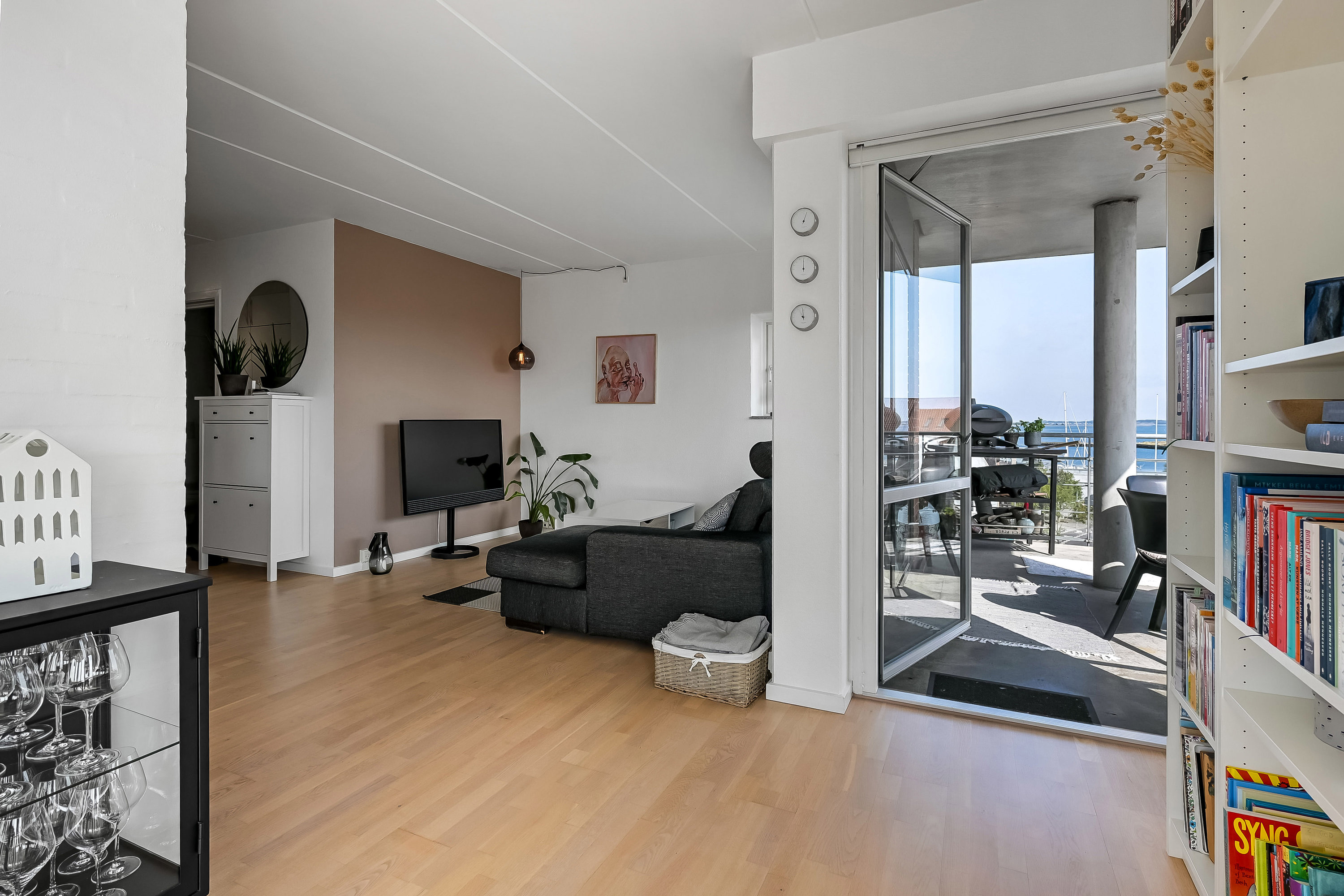 Fremhævet stue billede i fuldskærmstilstand. Billede af Smedegade 2, 3. th., 7600 Struer