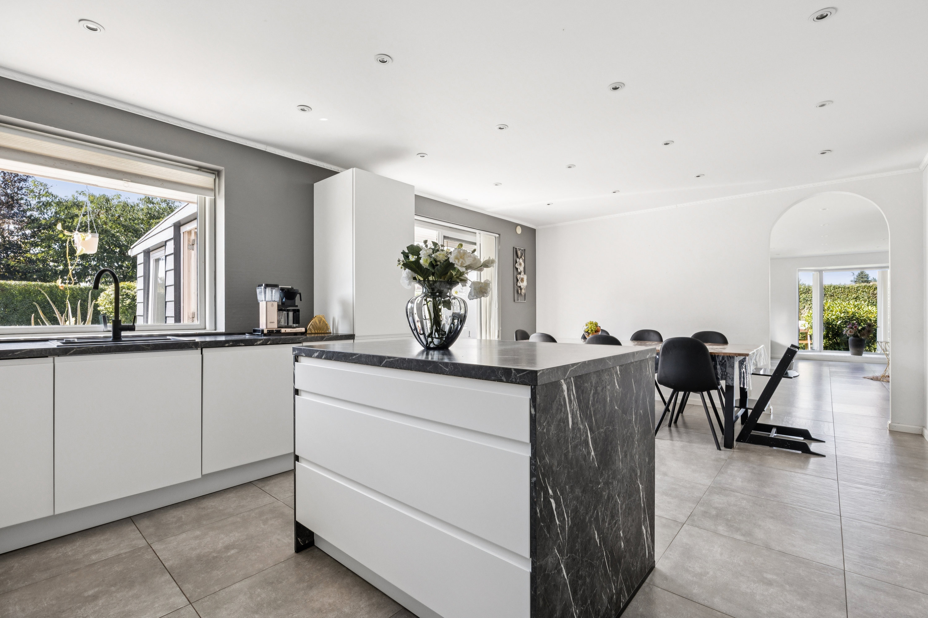 Fremhævet køkken billede i fuldskærmstilstand. Billede af Neergaardparken 15, 4140 Borup