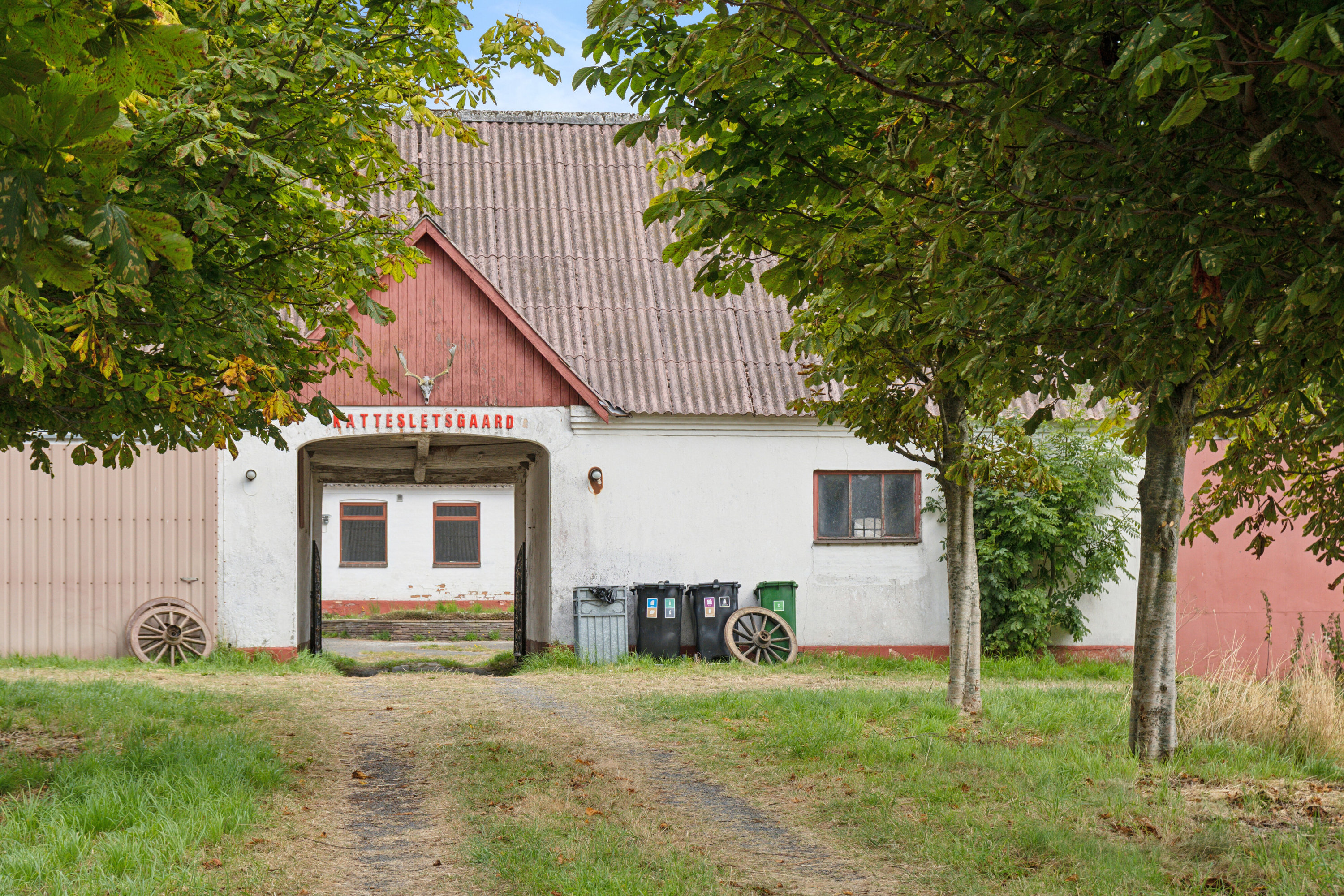 Miniaturebillede 1: set fra vejen. Billede af Rønnevej 70, Bodilsker, 3730 Nexø