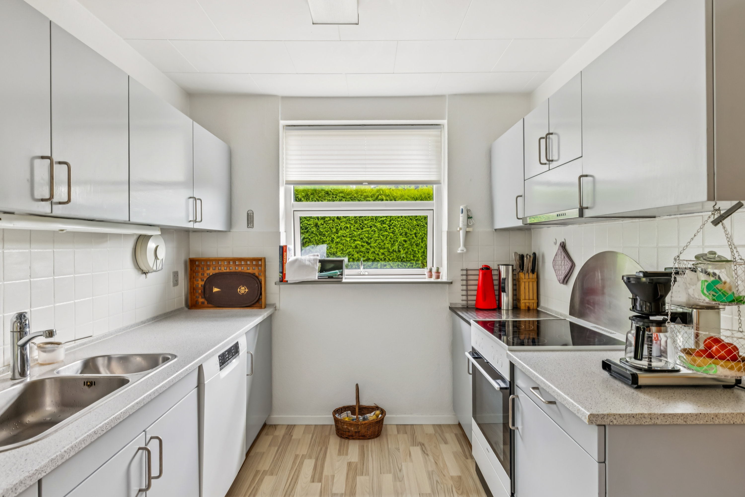 Fremhævet køkken billede i fuldskærmstilstand. Billede af Engblommevej 25, 8410 Rønde