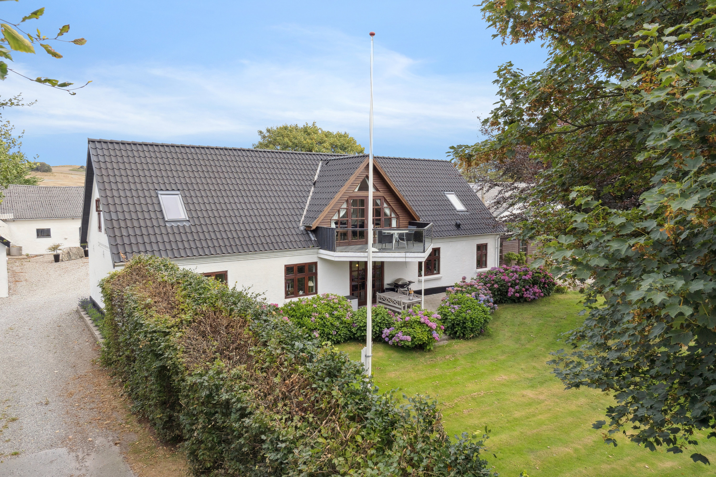 Fremhævet set fra vejen billede i fuldskærmstilstand. Billede af Hvirrekærvej 148, Bjergby, 9800 Hjørring