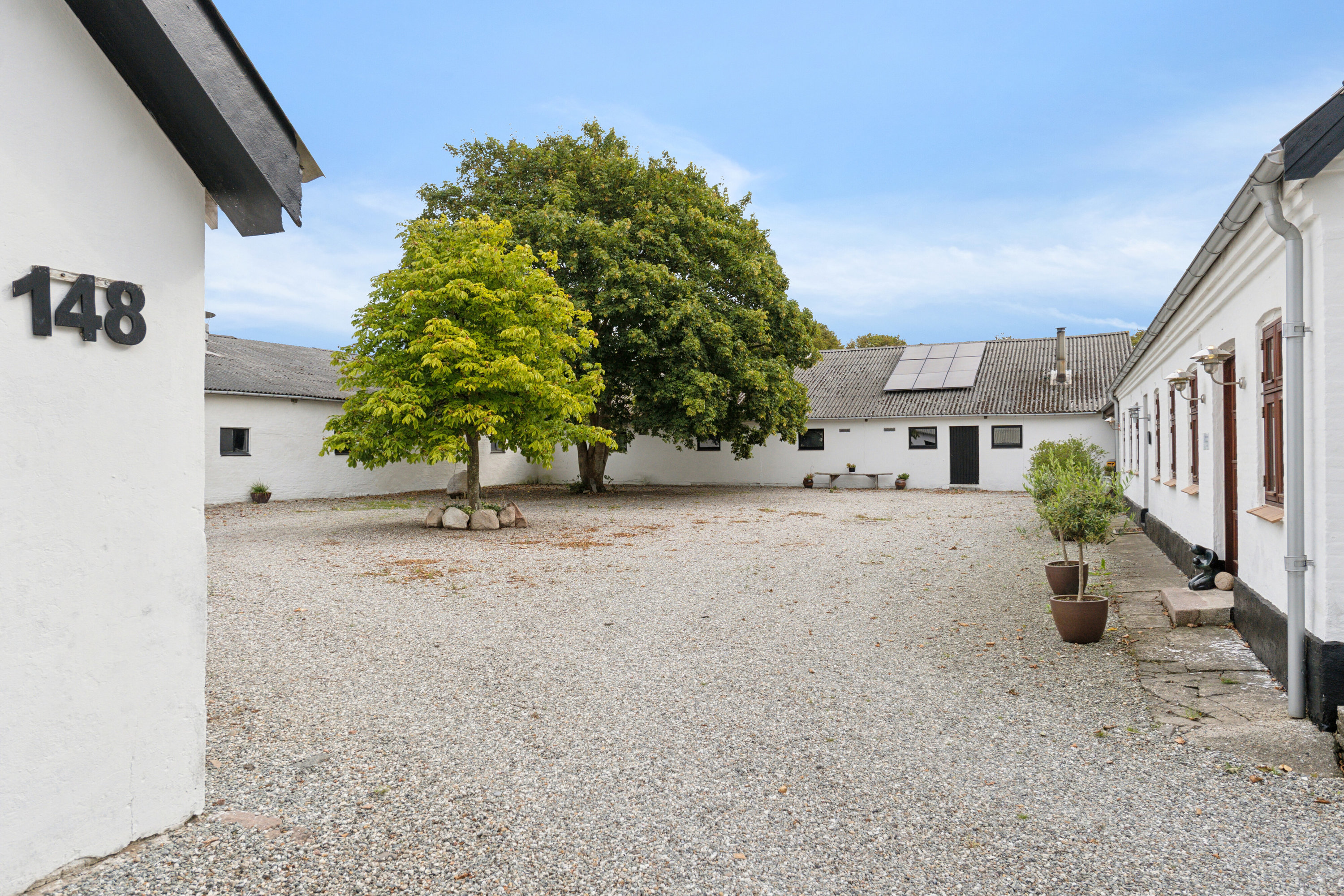 Fremhævet gårdsplads billede i fuldskærmstilstand. Billede af Hvirrekærvej 148, Bjergby, 9800 Hjørring
