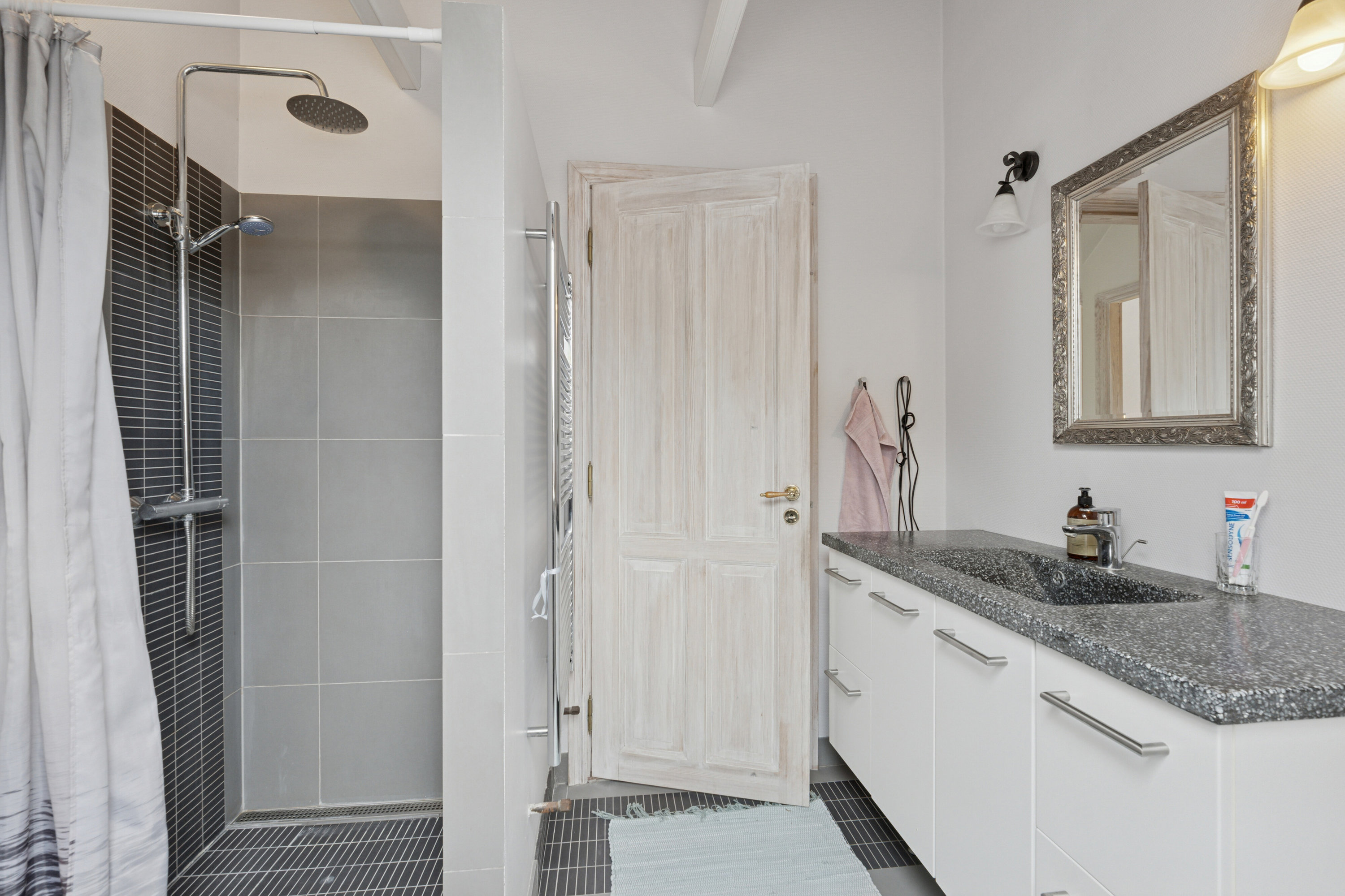 Fremhævet badeværelse billede i fuldskærmstilstand. Billede af Hvirrekærvej 148, Bjergby, 9800 Hjørring