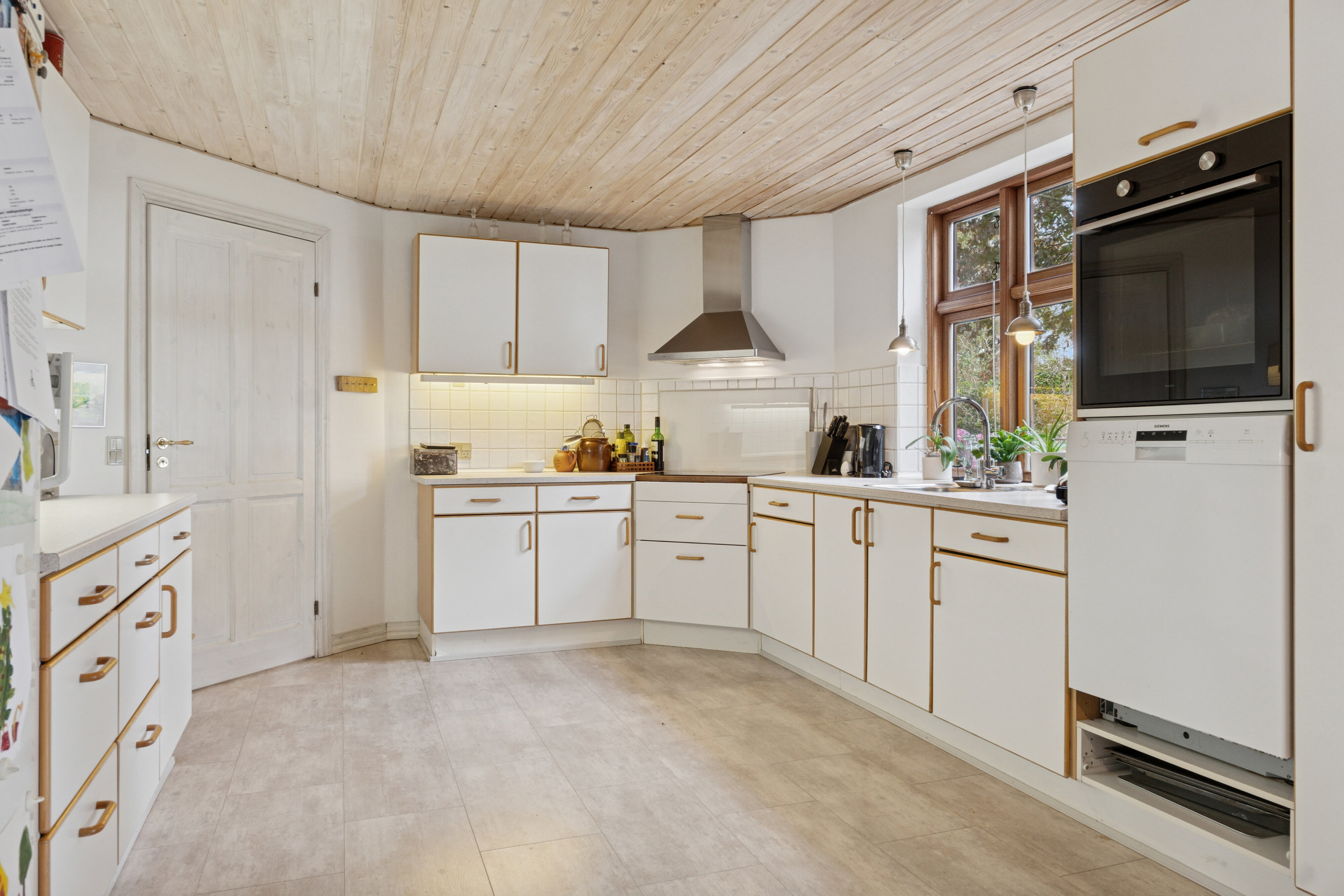 Fremhævet køkken billede i fuldskærmstilstand. Billede af Hvirrekærvej 148, Bjergby, 9800 Hjørring