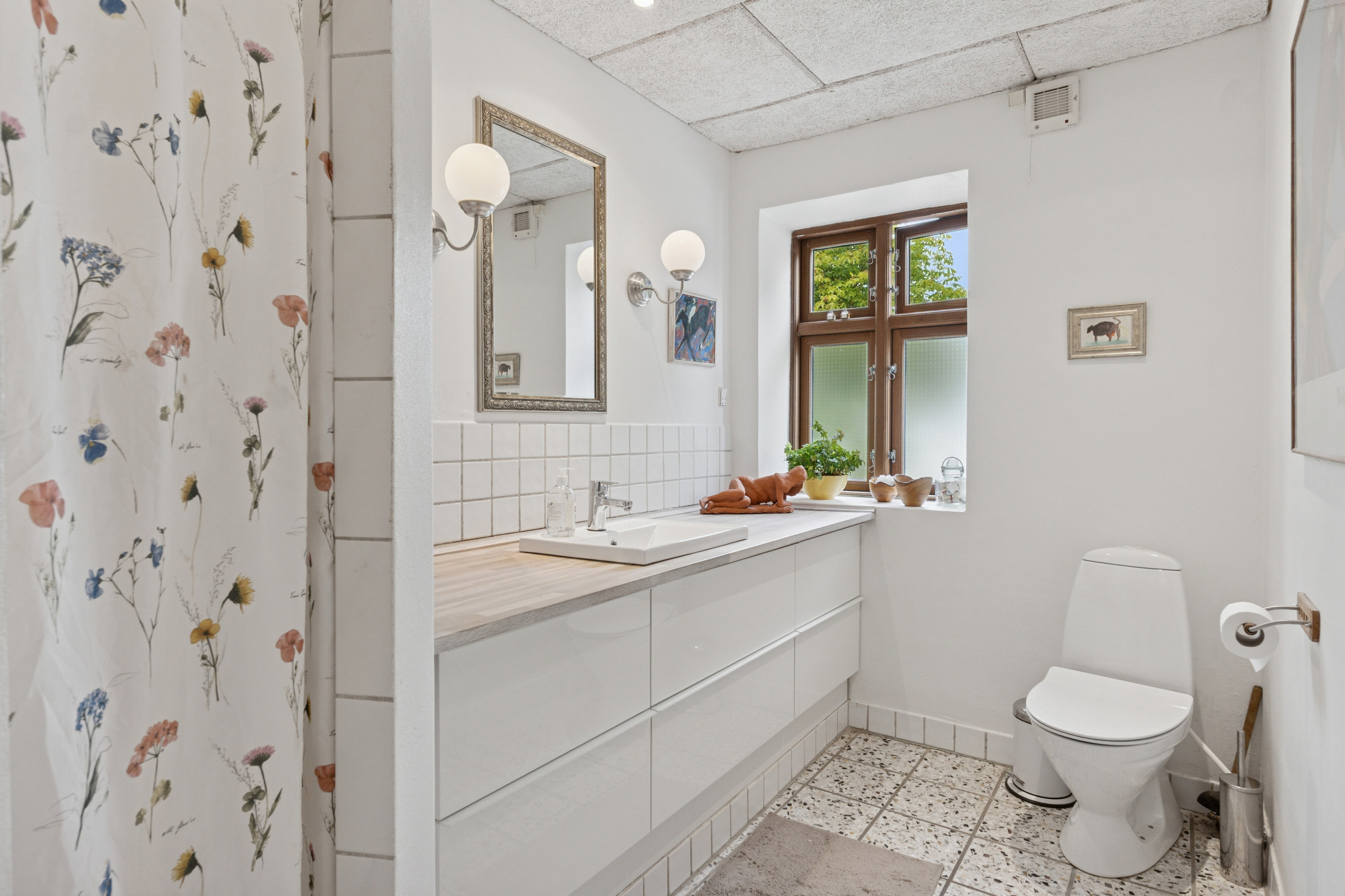 Fremhævet badeværelse billede i fuldskærmstilstand. Billede af Hvirrekærvej 148, Bjergby, 9800 Hjørring