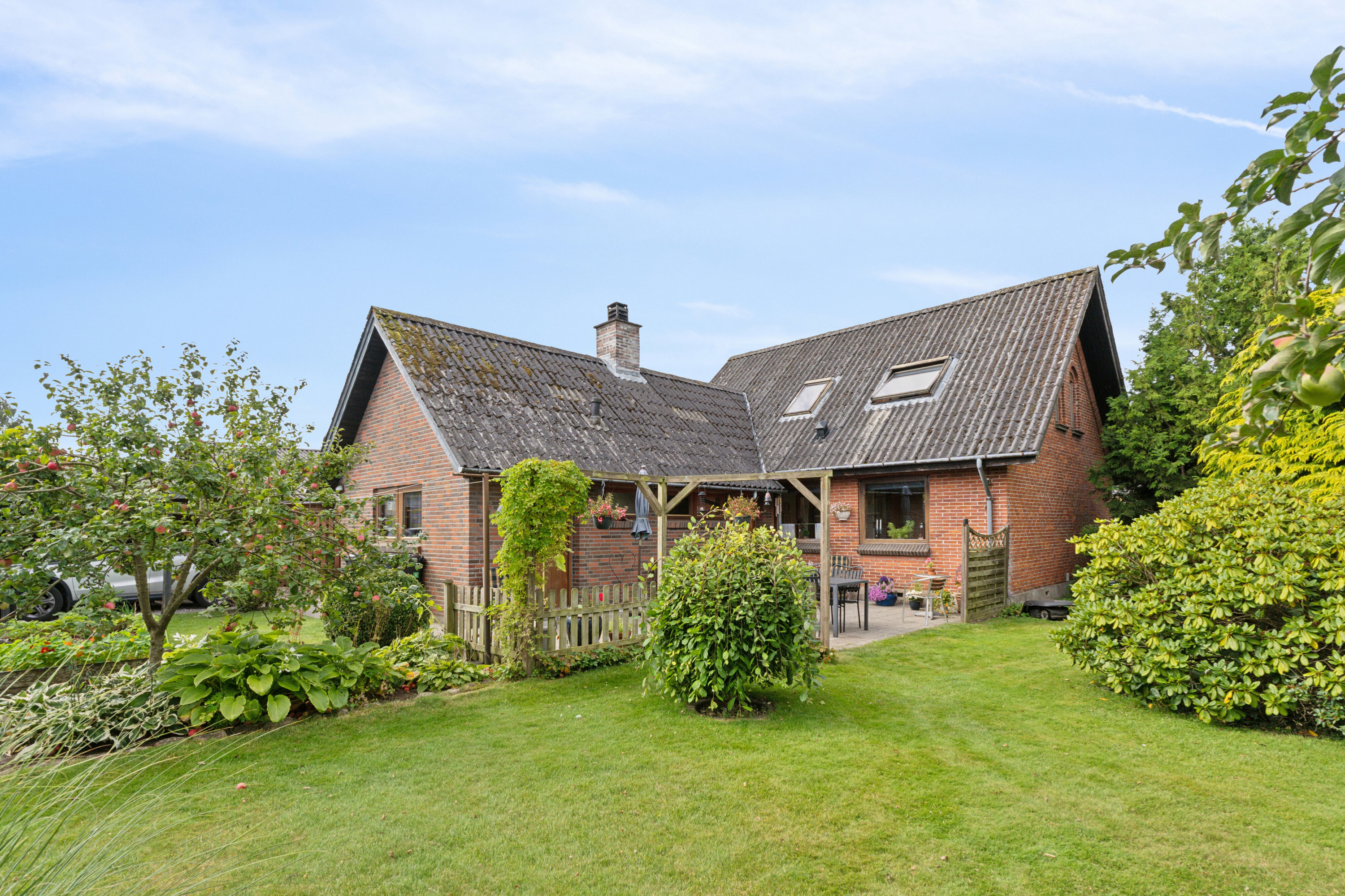 Fremhævet set fra haven billede i fuldskærmstilstand. Billede af Måre Byvej 9, Måre, 5853 Ørbæk