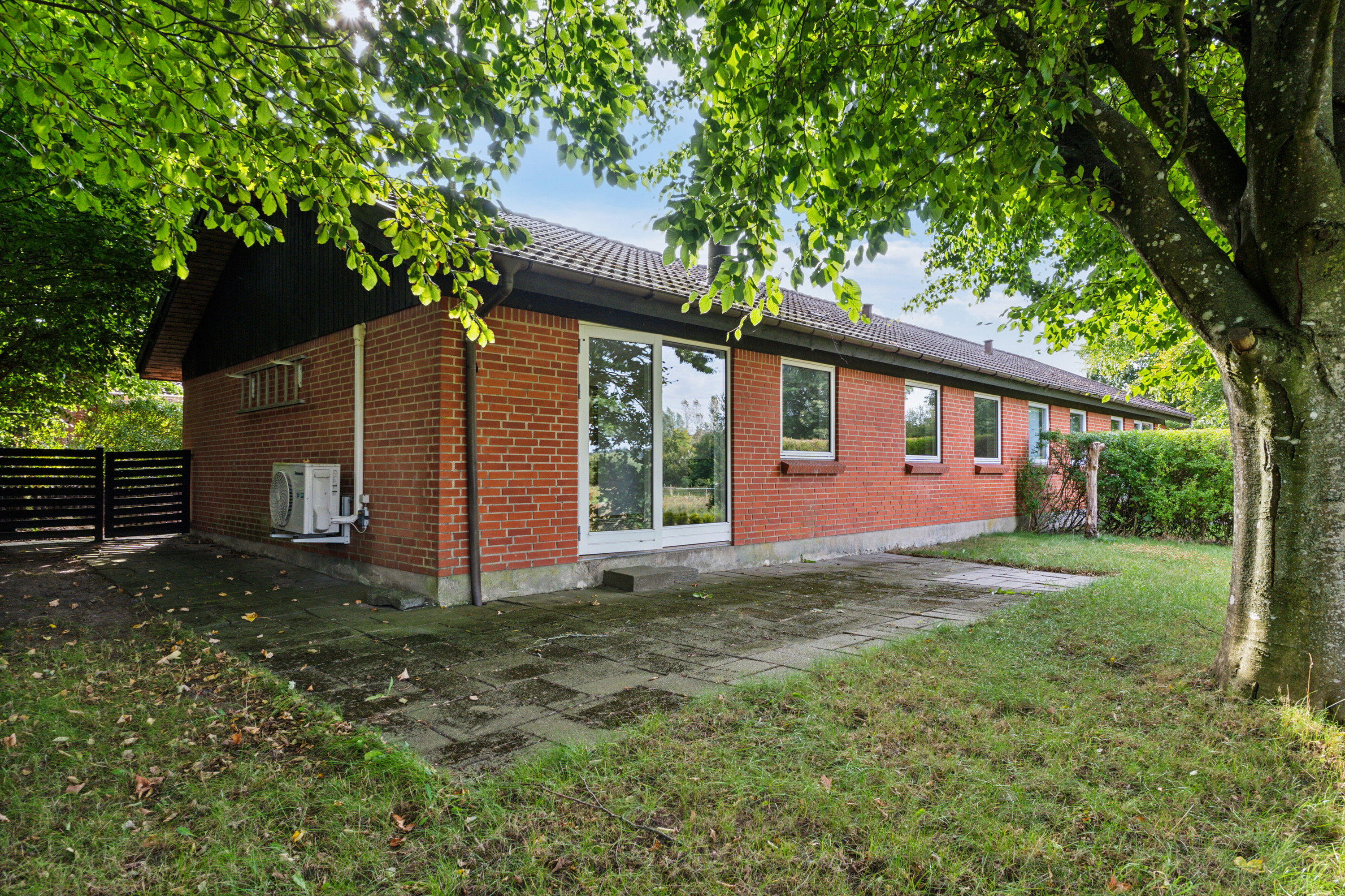 Fremhævet set fra haven billede i fuldskærmstilstand. Billede af Krogsgårdsvej 13F, Hvam, 8620 Kjellerup