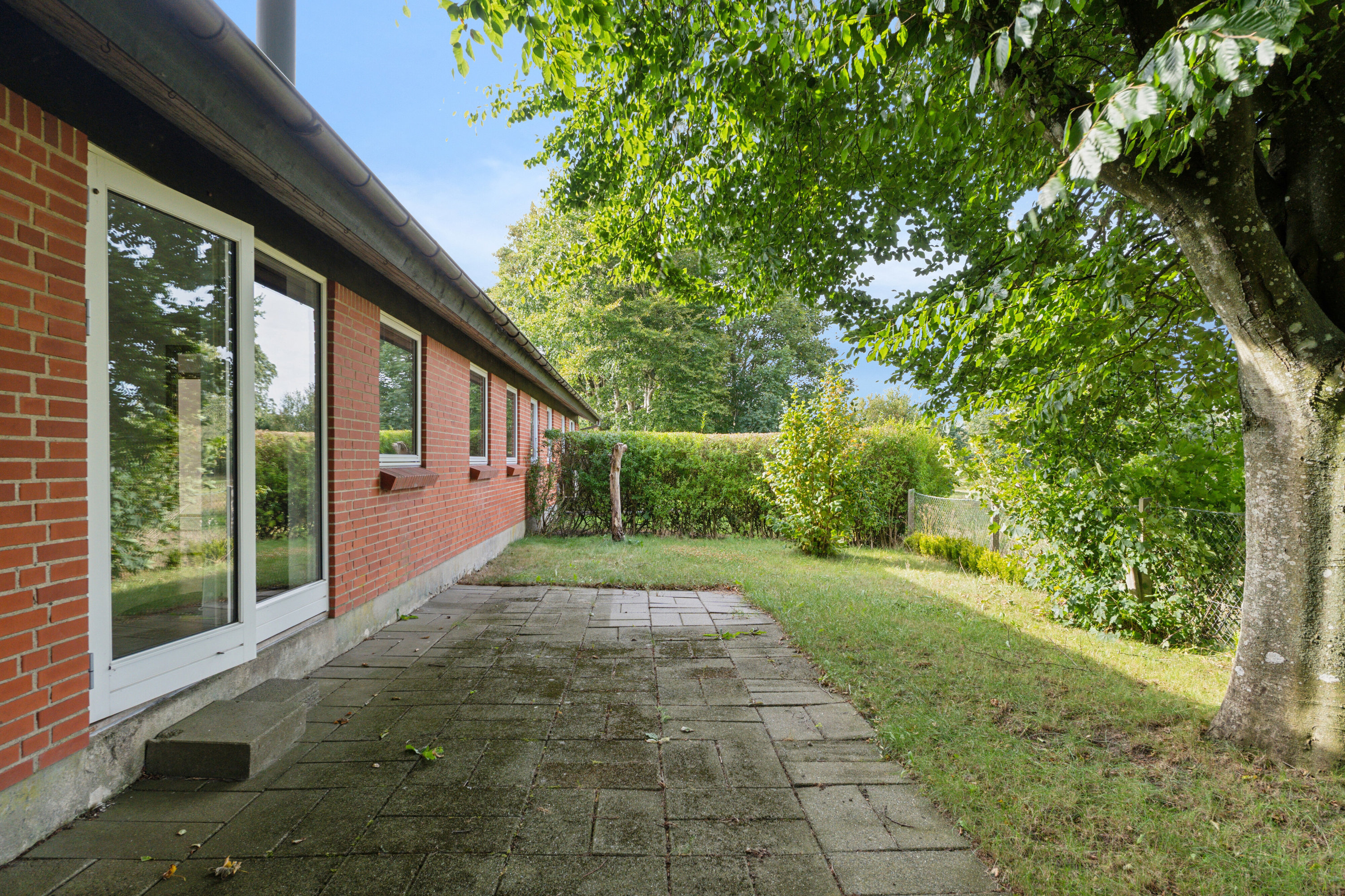 Fremhævet set fra haven billede i fuldskærmstilstand. Billede af Krogsgårdsvej 13F, Hvam, 8620 Kjellerup