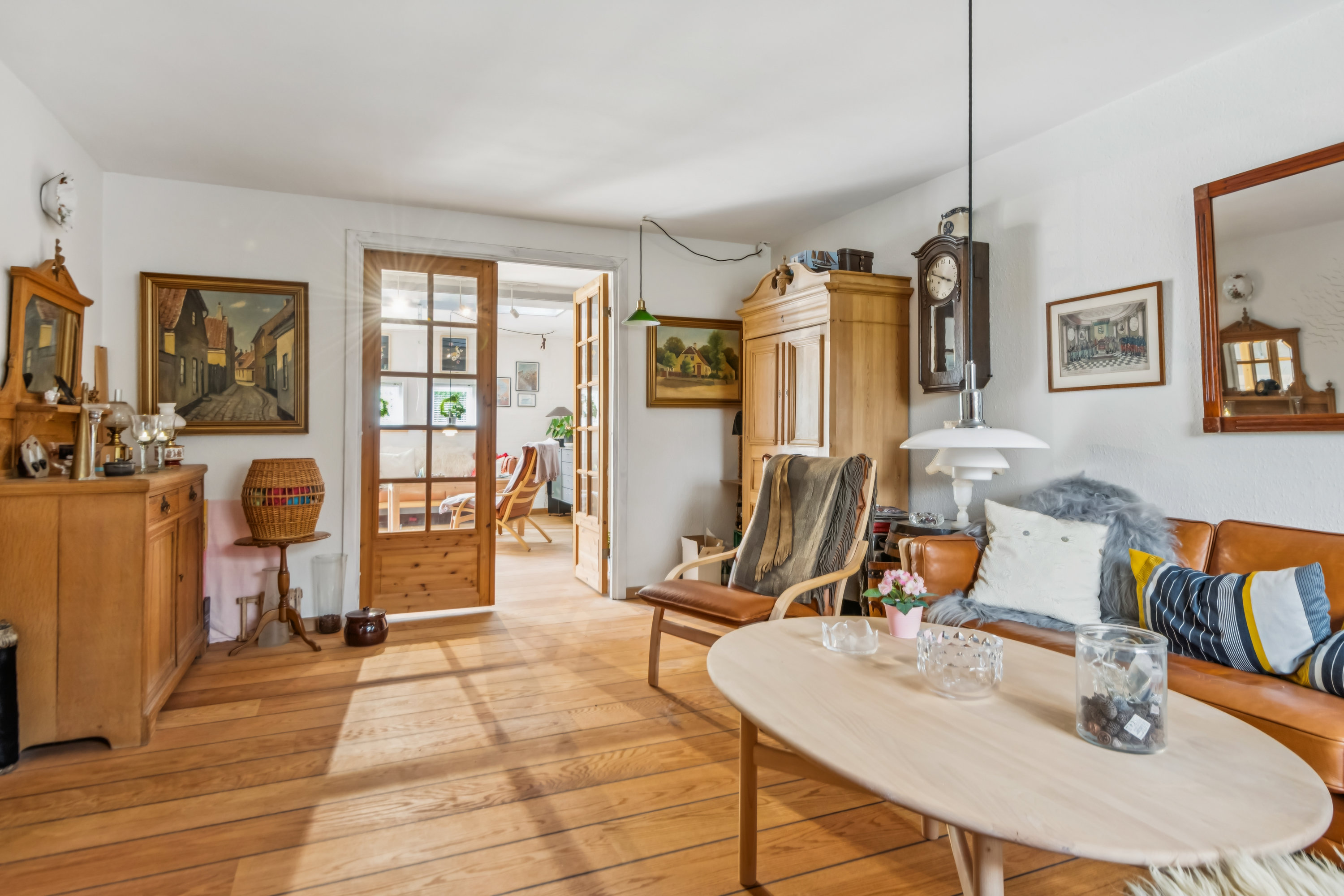 Fremhævet stue billede i fuldskærmstilstand. Billede af Godske Lindenovs Vej 211, Gug, 9210 Aalborg SØ