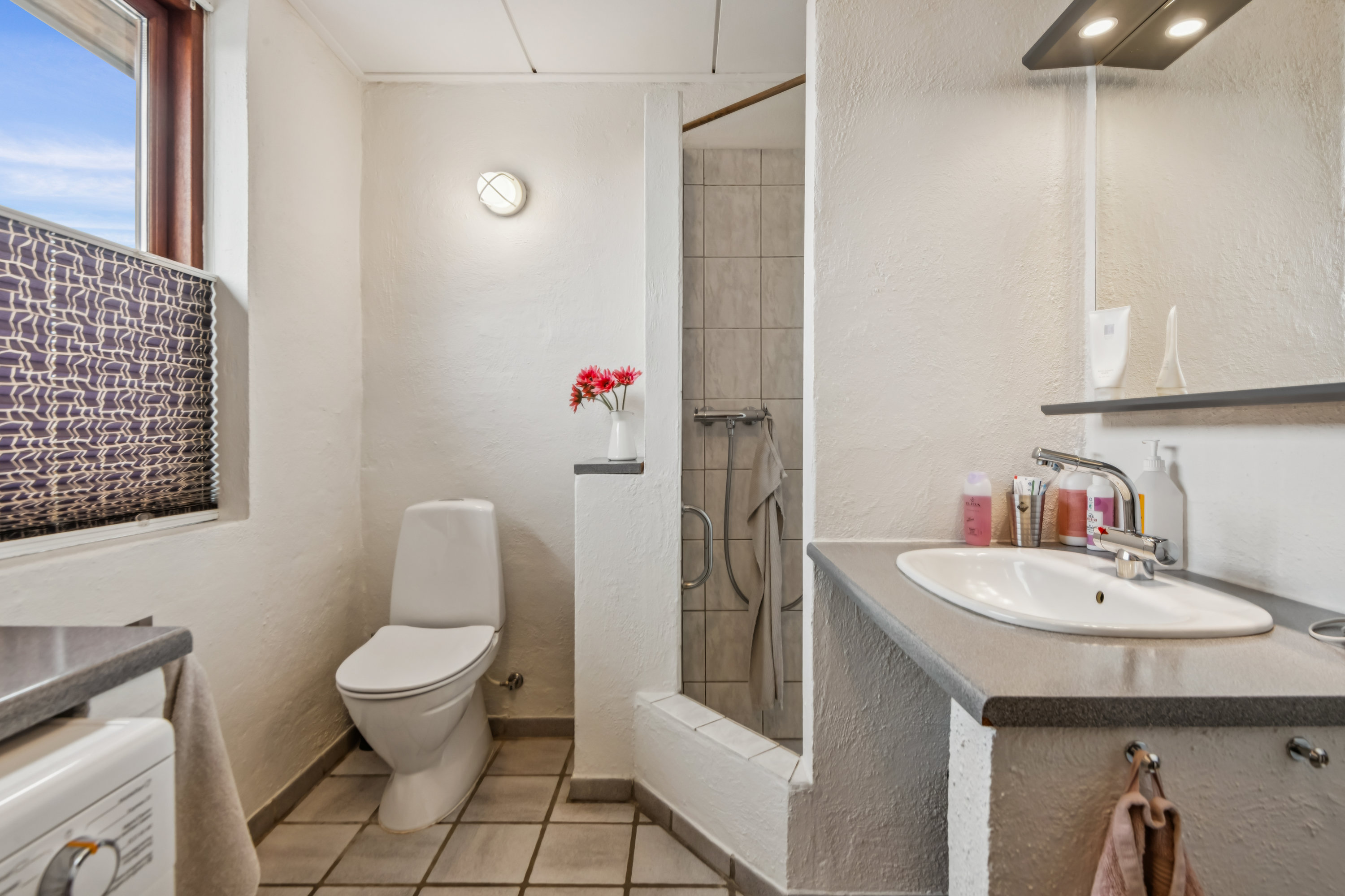 Fremhævet badeværelse billede i fuldskærmstilstand. Billede af Godske Lindenovs Vej 211, Gug, 9210 Aalborg SØ