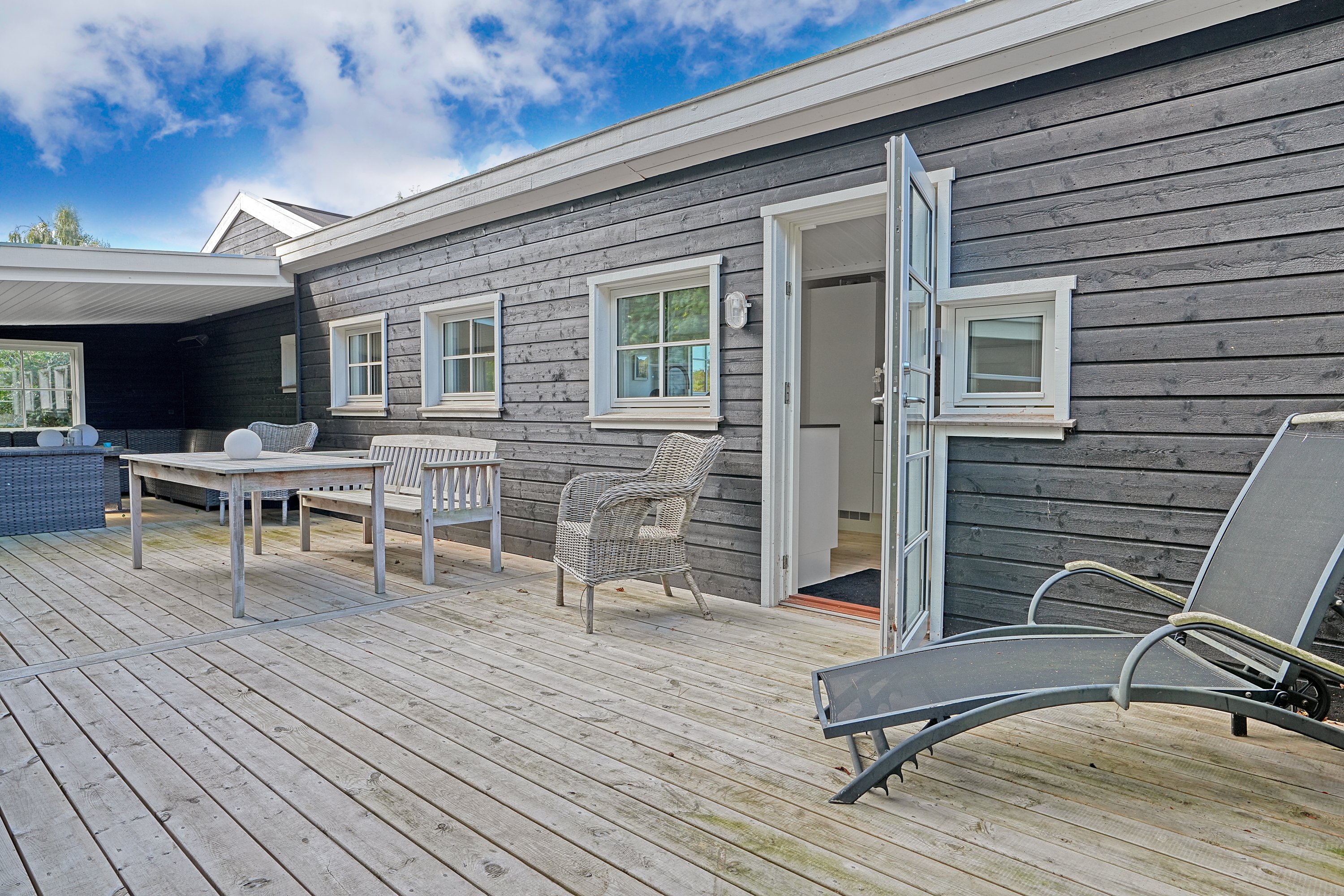 Fremhævet terrasse billede i fuldskærmstilstand. Billede af Bøgevej 32, Horneby, 3100 Hornbæk