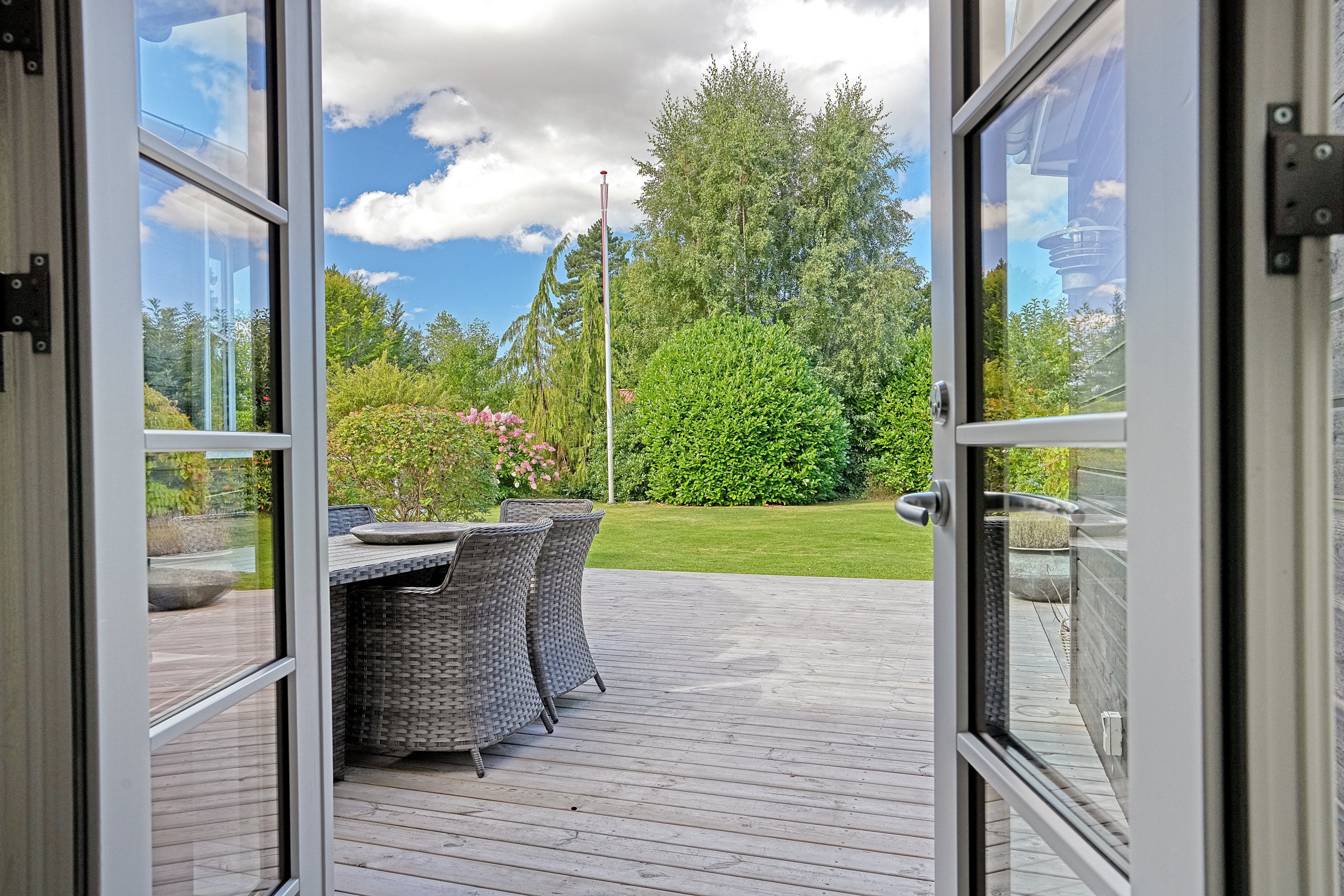 Fremhævet terrasse billede i fuldskærmstilstand. Billede af Bøgevej 32, Horneby, 3100 Hornbæk