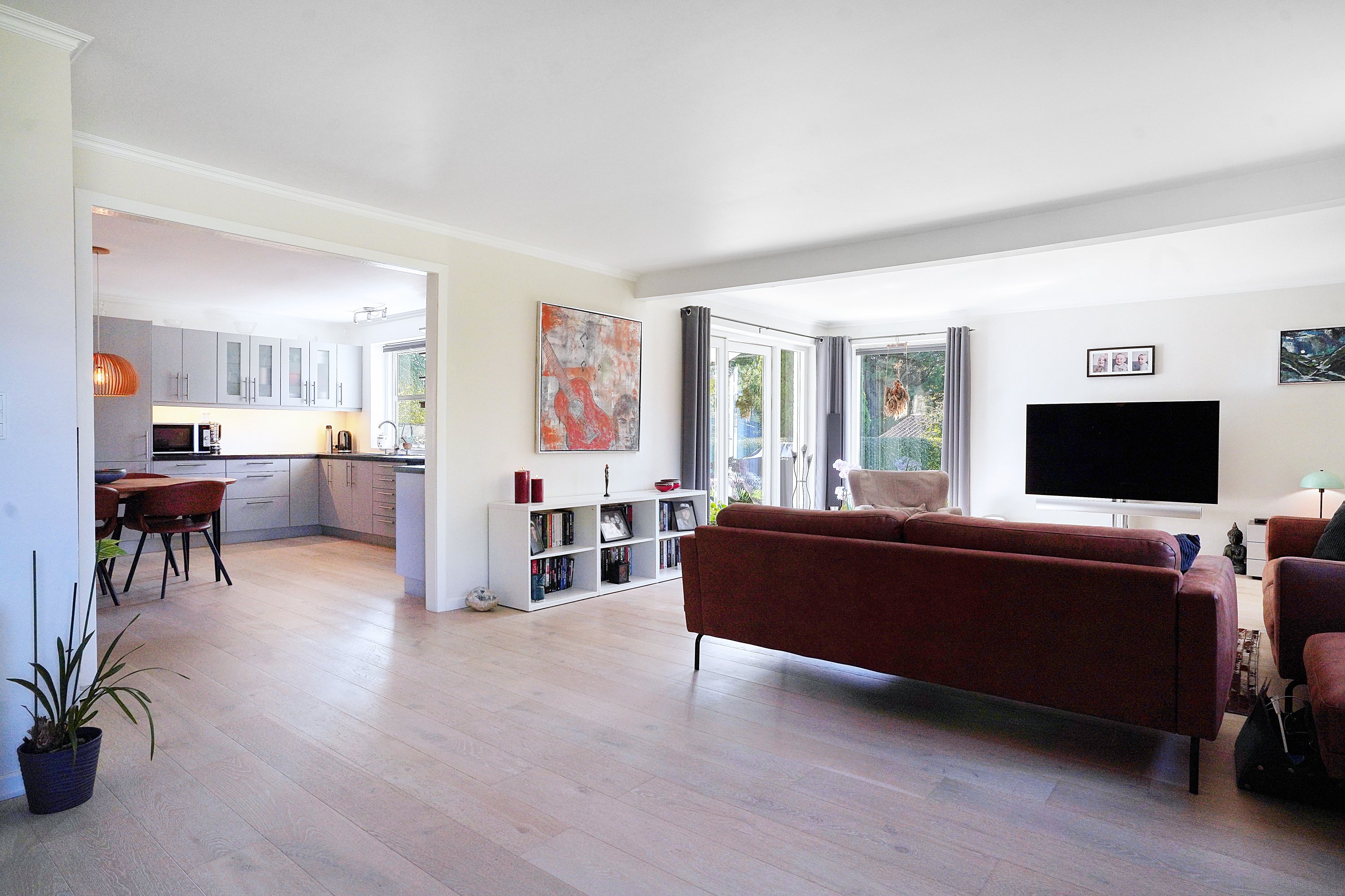 Fremhævet stue billede i fuldskærmstilstand. Billede af Ibisvej 17, 3120 Dronningmølle