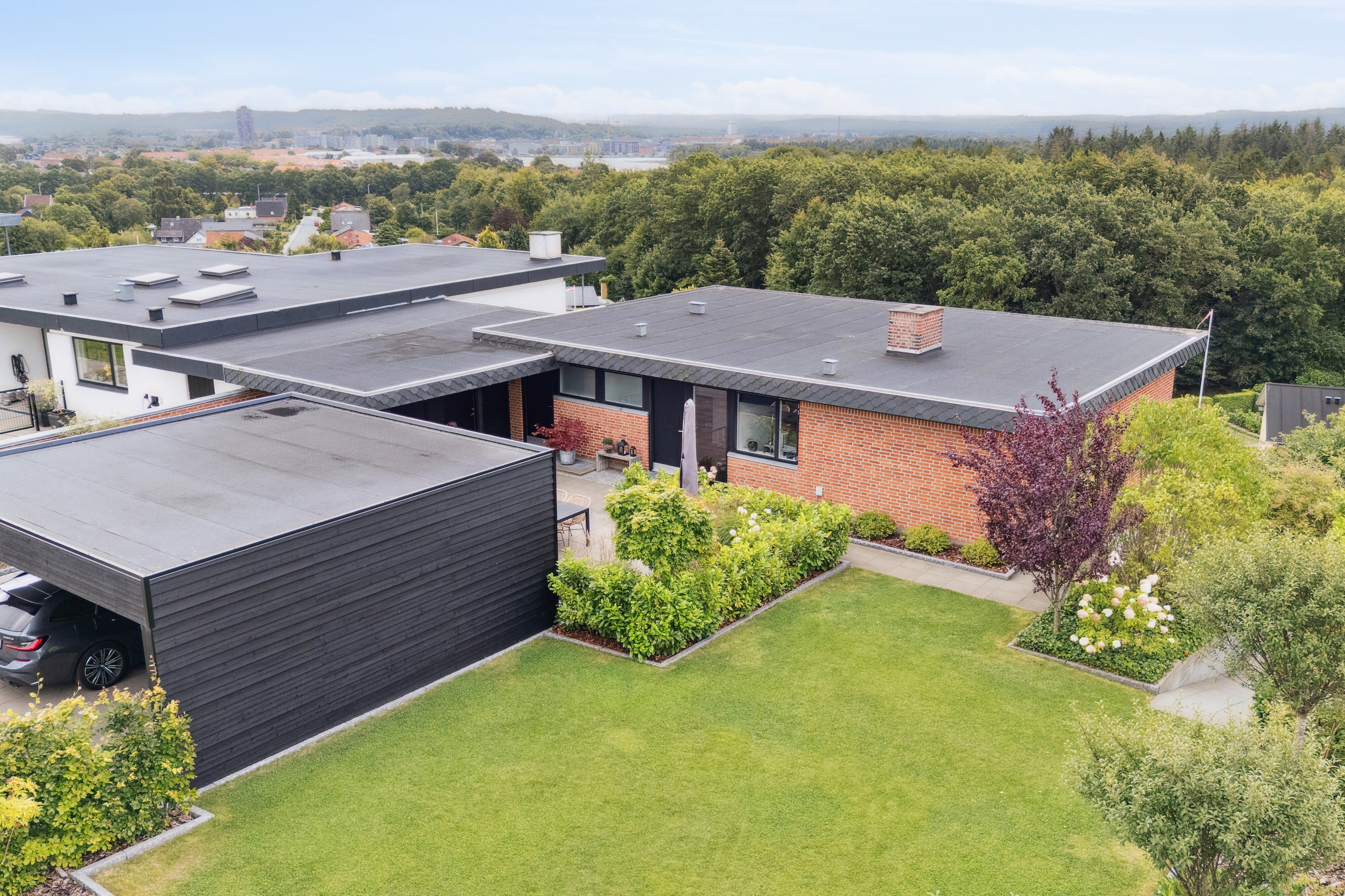 Fremhævet set fra haven billede i fuldskærmstilstand. Billede af Kaj Munks Vej 18, 8600 Silkeborg