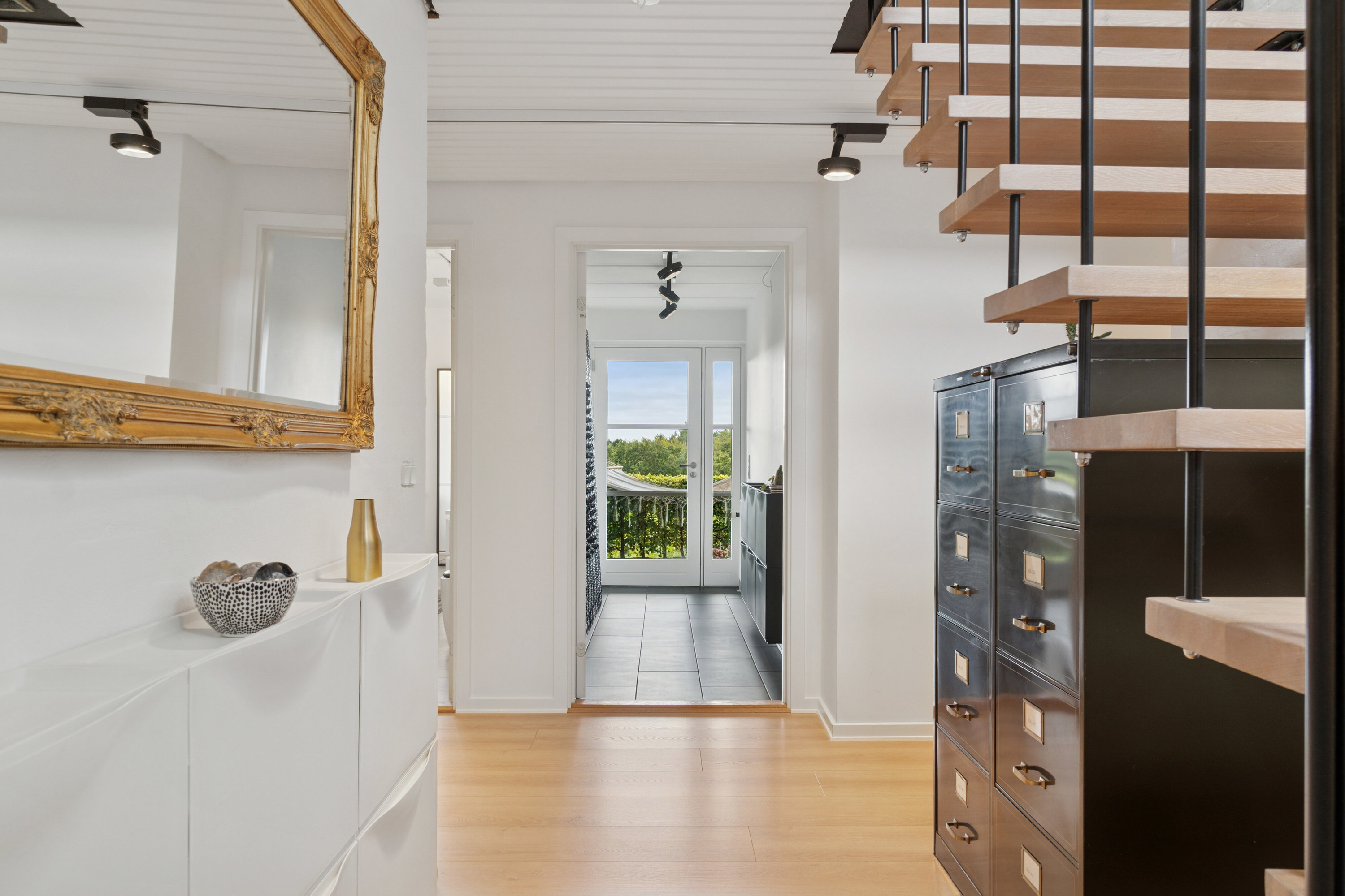 Fremhævet gang billede i fuldskærmstilstand. Billede af Kaj Munks Vej 18, 8600 Silkeborg