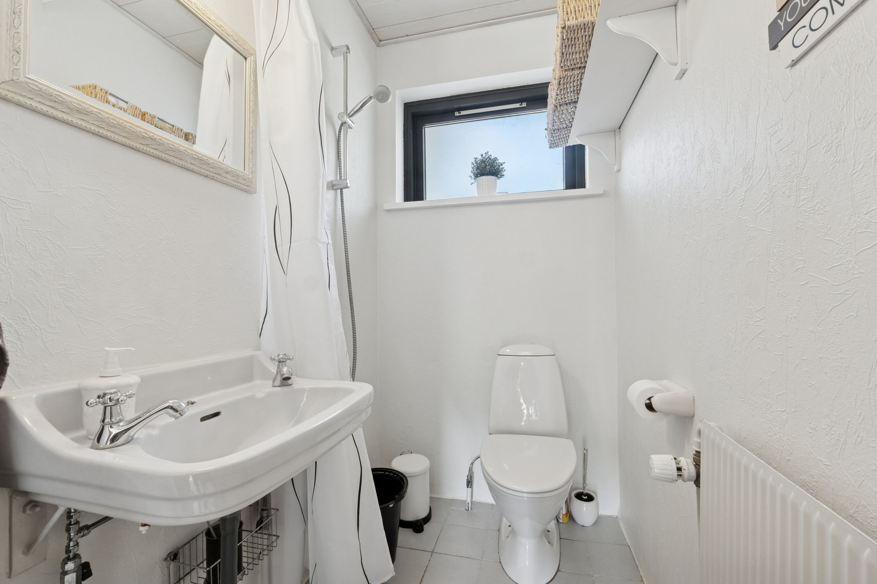 Fremhævet badeværelse billede i fuldskærmstilstand. Billede af Hørmestedvej 285, Hørmested, 9870 Sindal