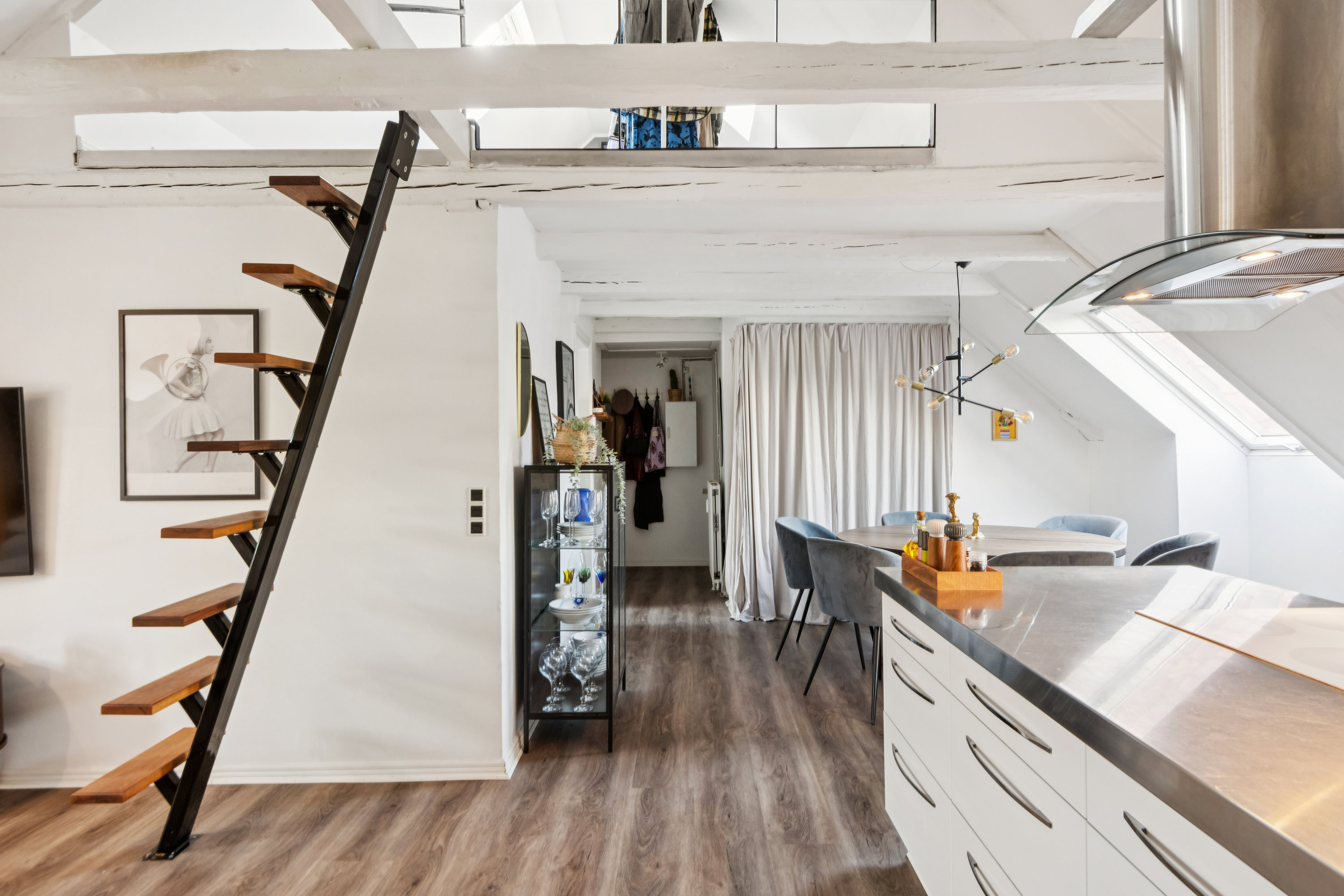 Fremhævet trappe billede i fuldskærmstilstand. Billede af Christiansgade 58, 3. th., 9000 Aalborg