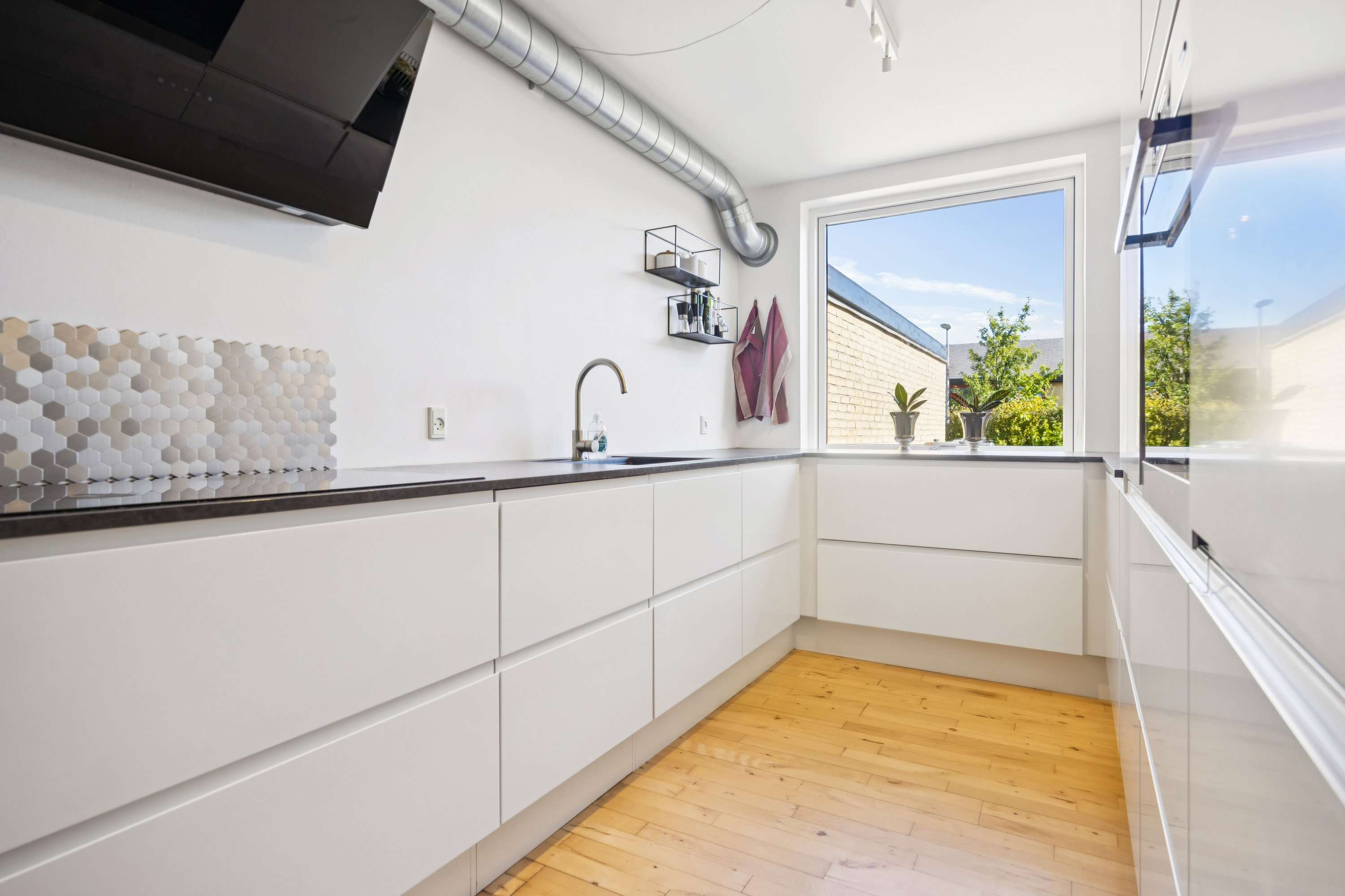 Fremhævet køkken billede i fuldskærmstilstand. Billede af Godske Lindenovs Vej 203, Gug, 9210 Aalborg SØ