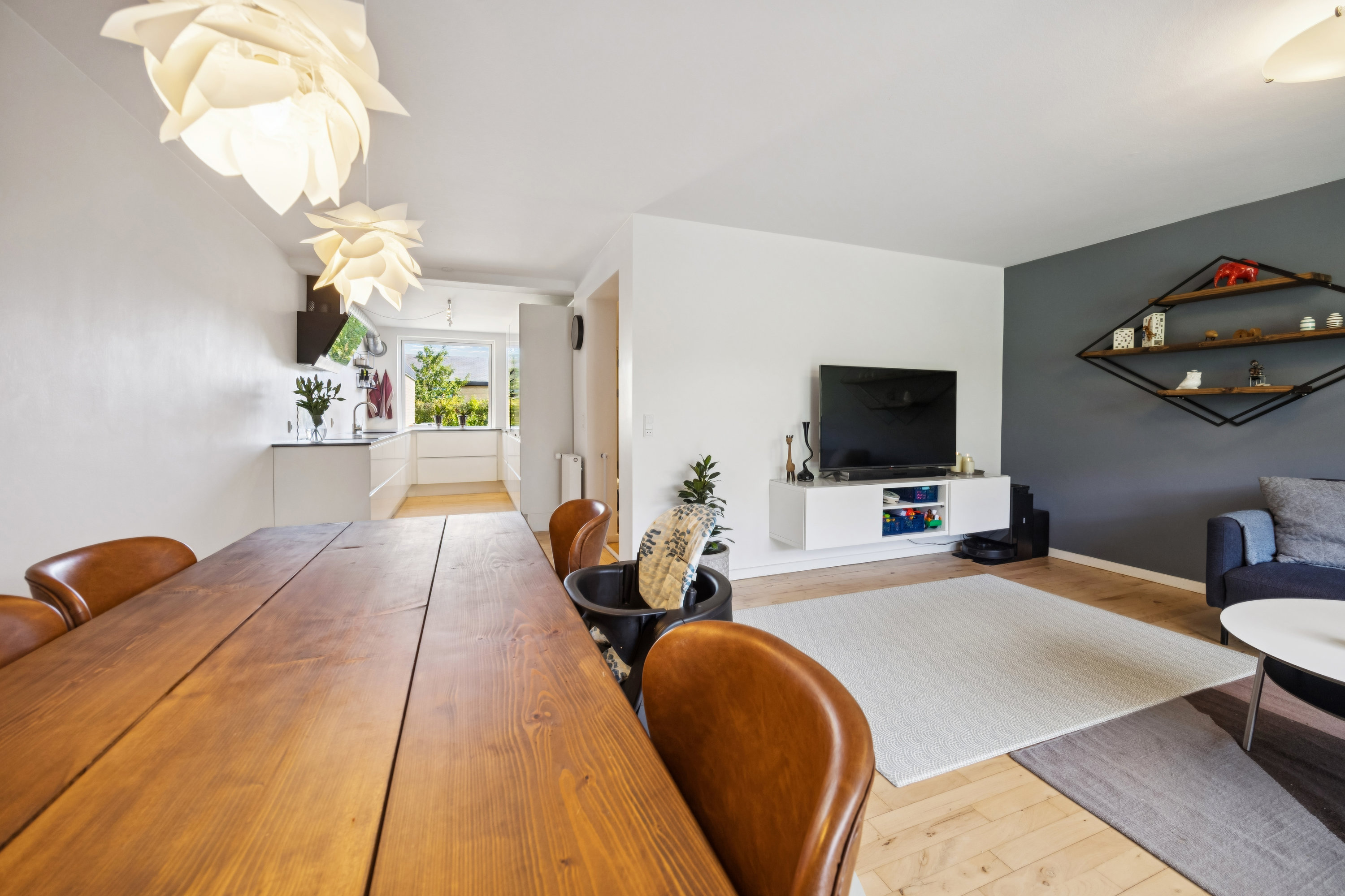 Fremhævet stue billede i fuldskærmstilstand. Billede af Godske Lindenovs Vej 203, Gug, 9210 Aalborg SØ