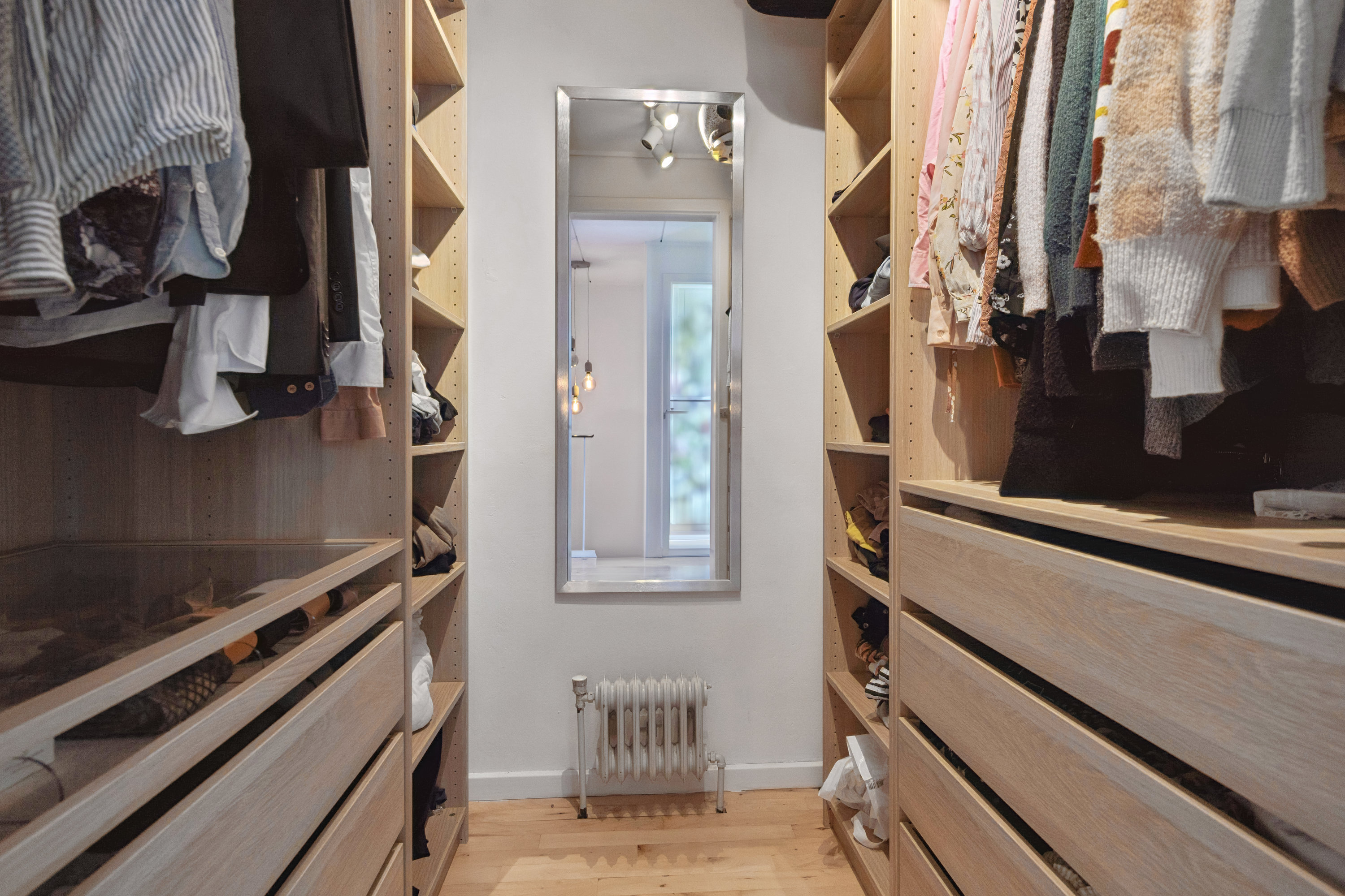 Fremhævet walkin closet billede i fuldskærmstilstand. Billede af Godske Lindenovs Vej 203, Gug, 9210 Aalborg SØ