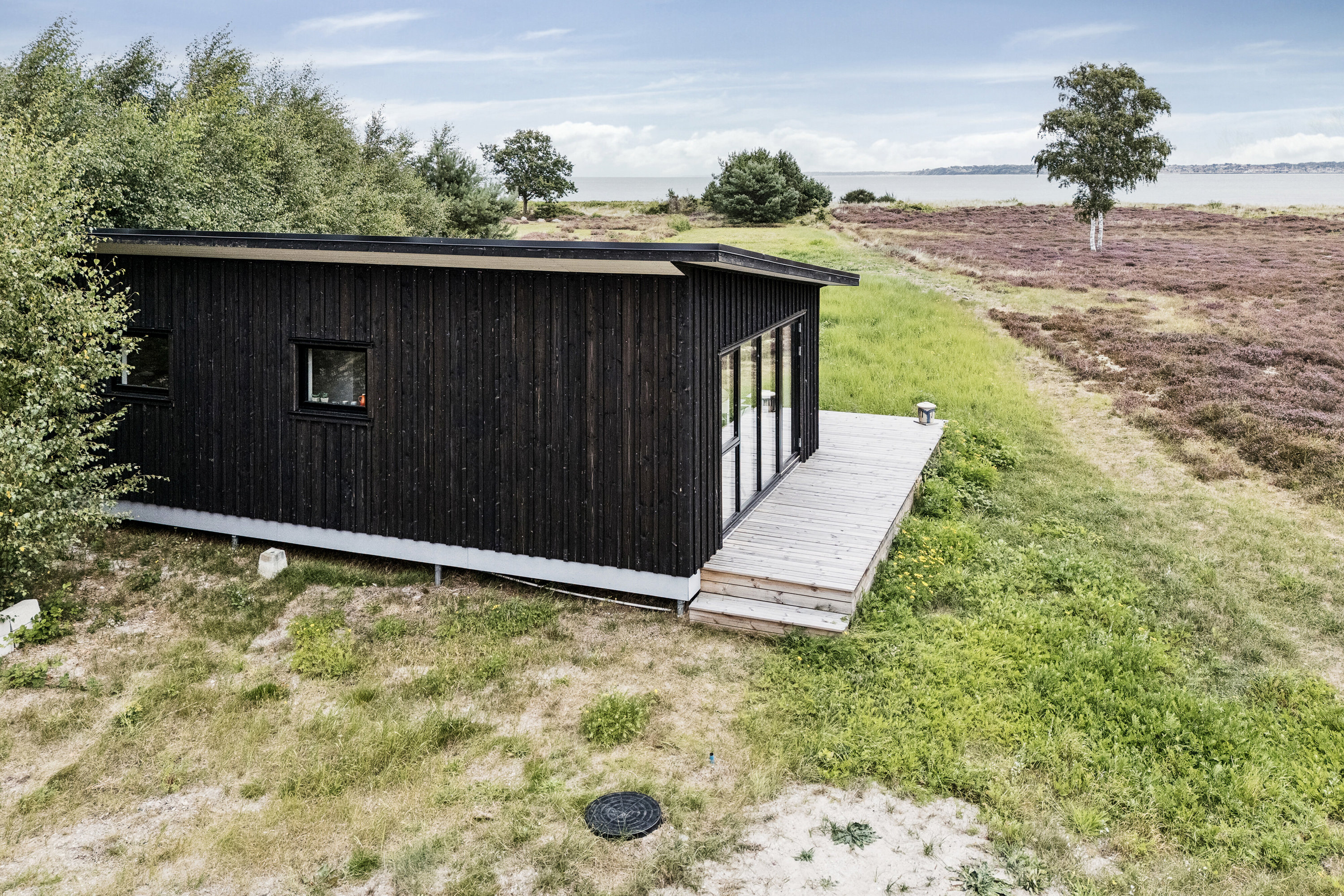 Fremhævet set fra haven billede i fuldskærmstilstand. Billede af Langesøvej 56, 4581 Rørvig