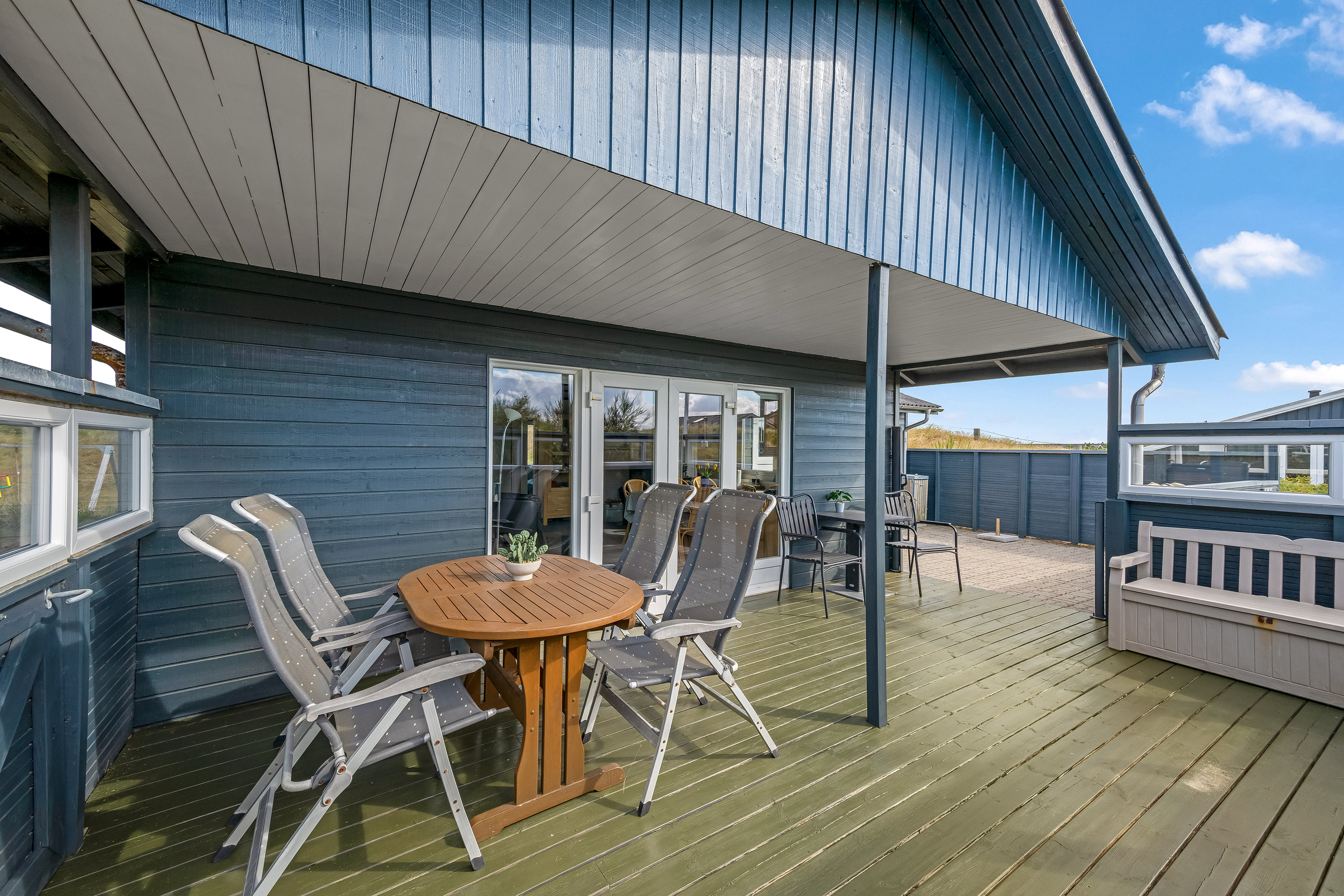 Fremhævet overdækket terrasse billede i fuldskærmstilstand. Billede af Kirstinevej 90, Bjerregaard, 6960 Hvide Sande