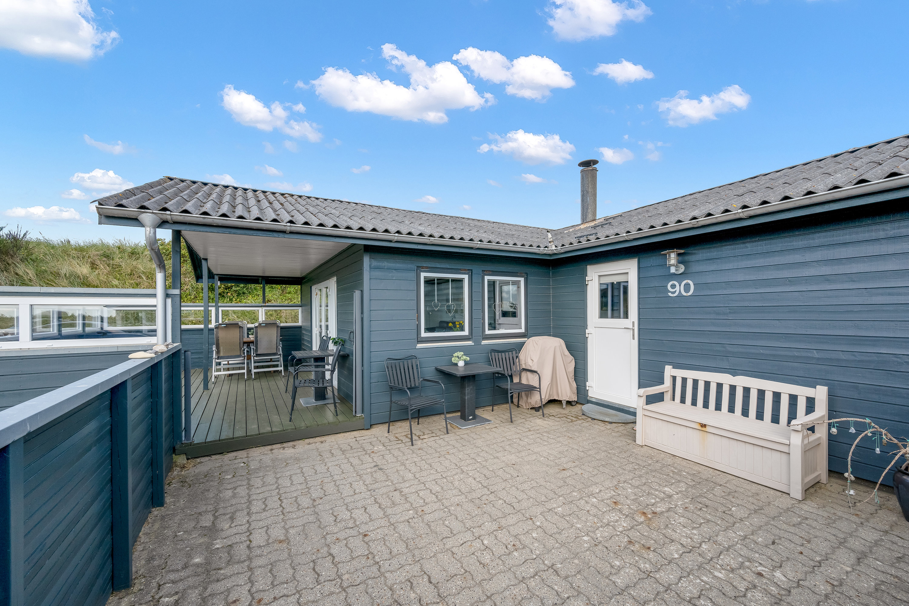 Fremhævet terrasse billede i fuldskærmstilstand. Billede af Kirstinevej 90, Bjerregaard, 6960 Hvide Sande