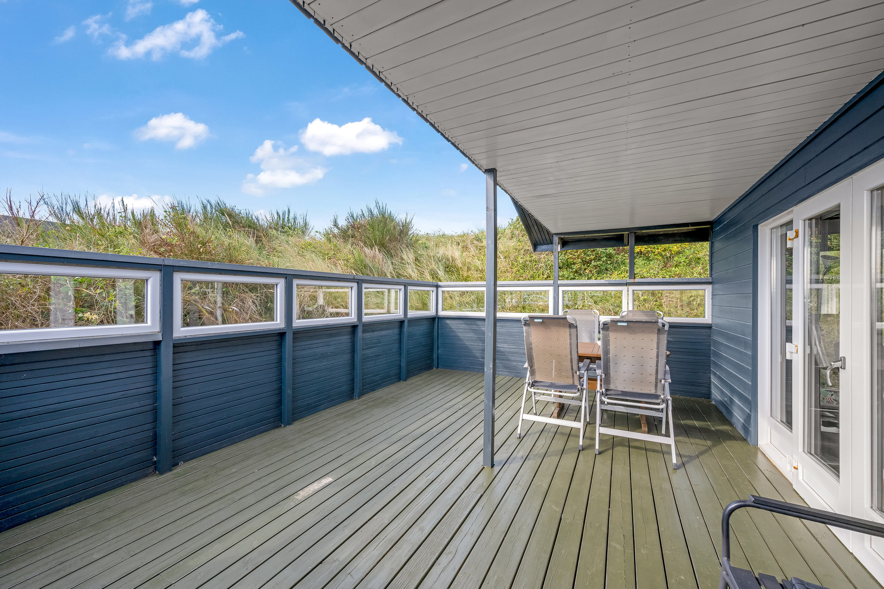 Fremhævet overdækket terrasse billede i fuldskærmstilstand. Billede af Kirstinevej 90, Bjerregaard, 6960 Hvide Sande