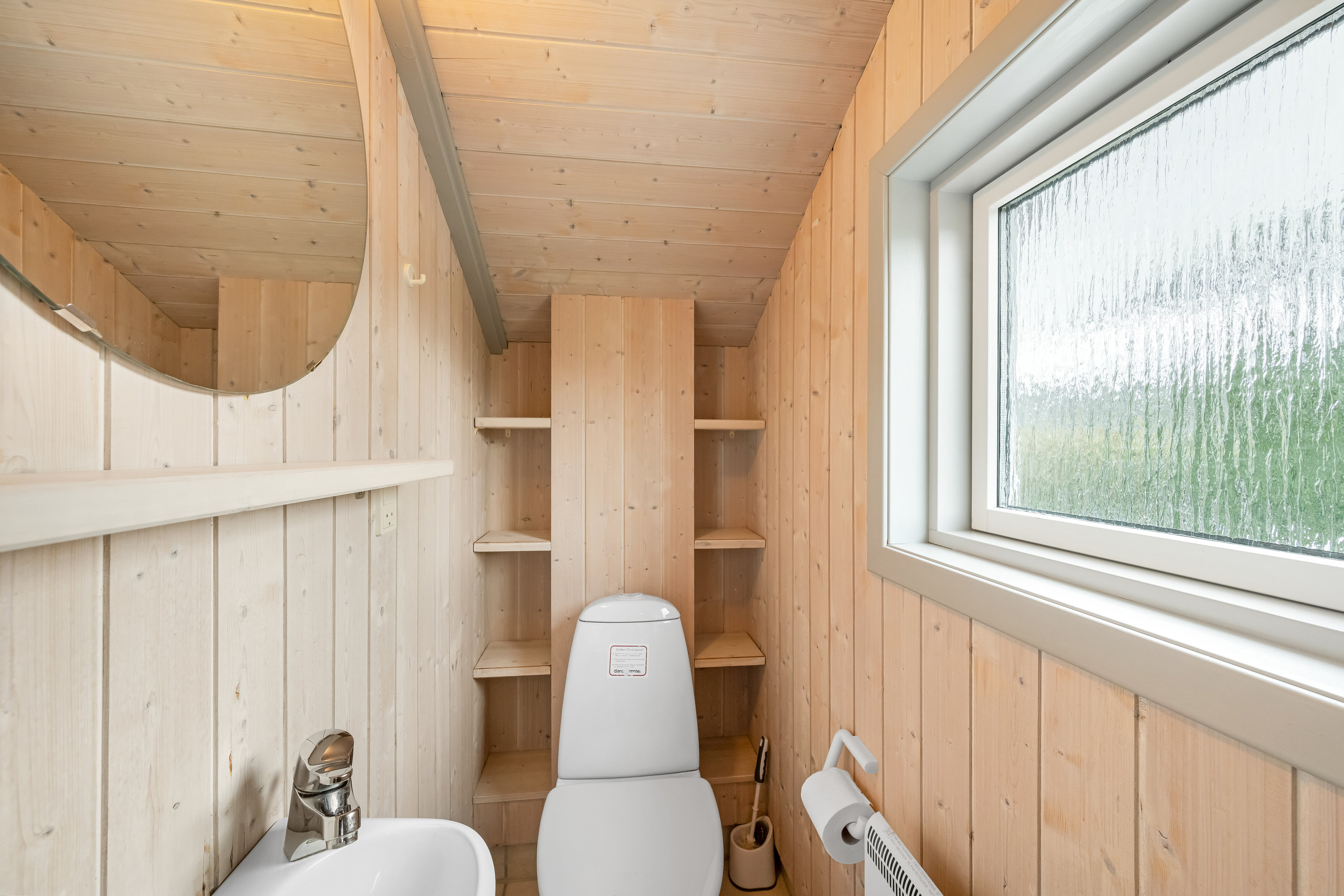 Fremhævet toilet  billede i fuldskærmstilstand. Billede af Ildervej 20, 6893 Hemmet