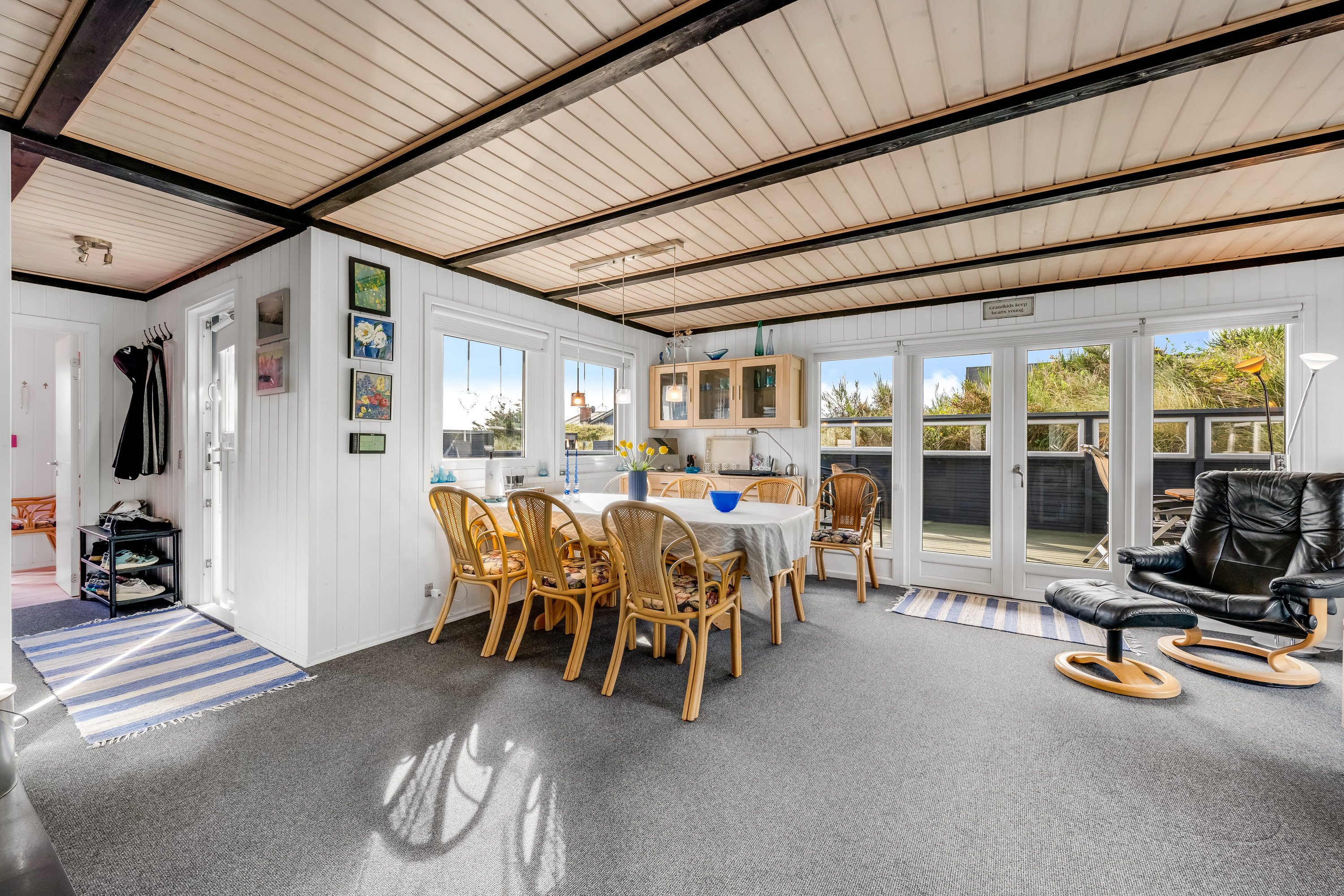 Fremhævet stue billede i fuldskærmstilstand. Billede af Kirstinevej 90, Bjerregaard, 6960 Hvide Sande