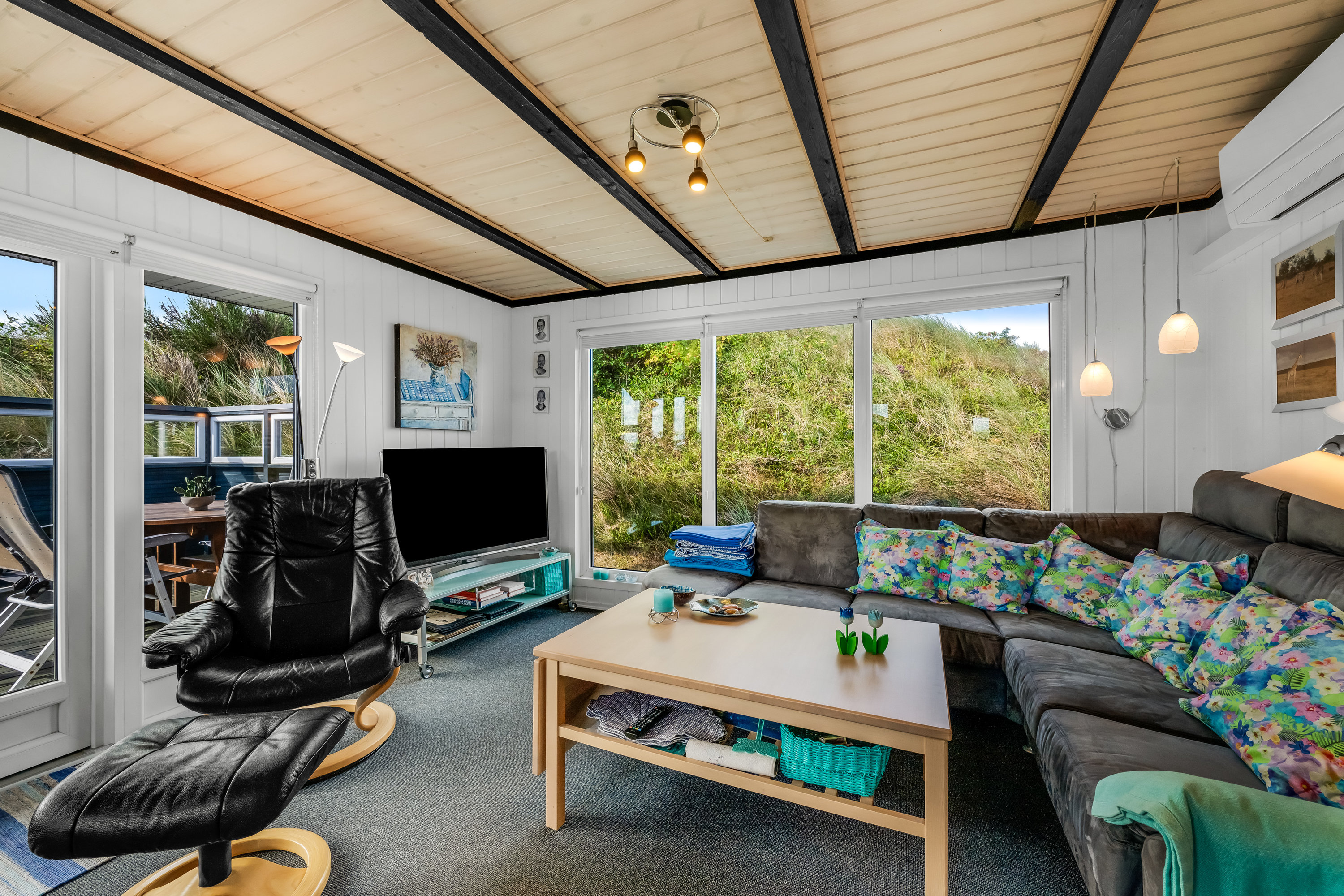 Fremhævet stue billede i fuldskærmstilstand. Billede af Kirstinevej 90, Bjerregaard, 6960 Hvide Sande